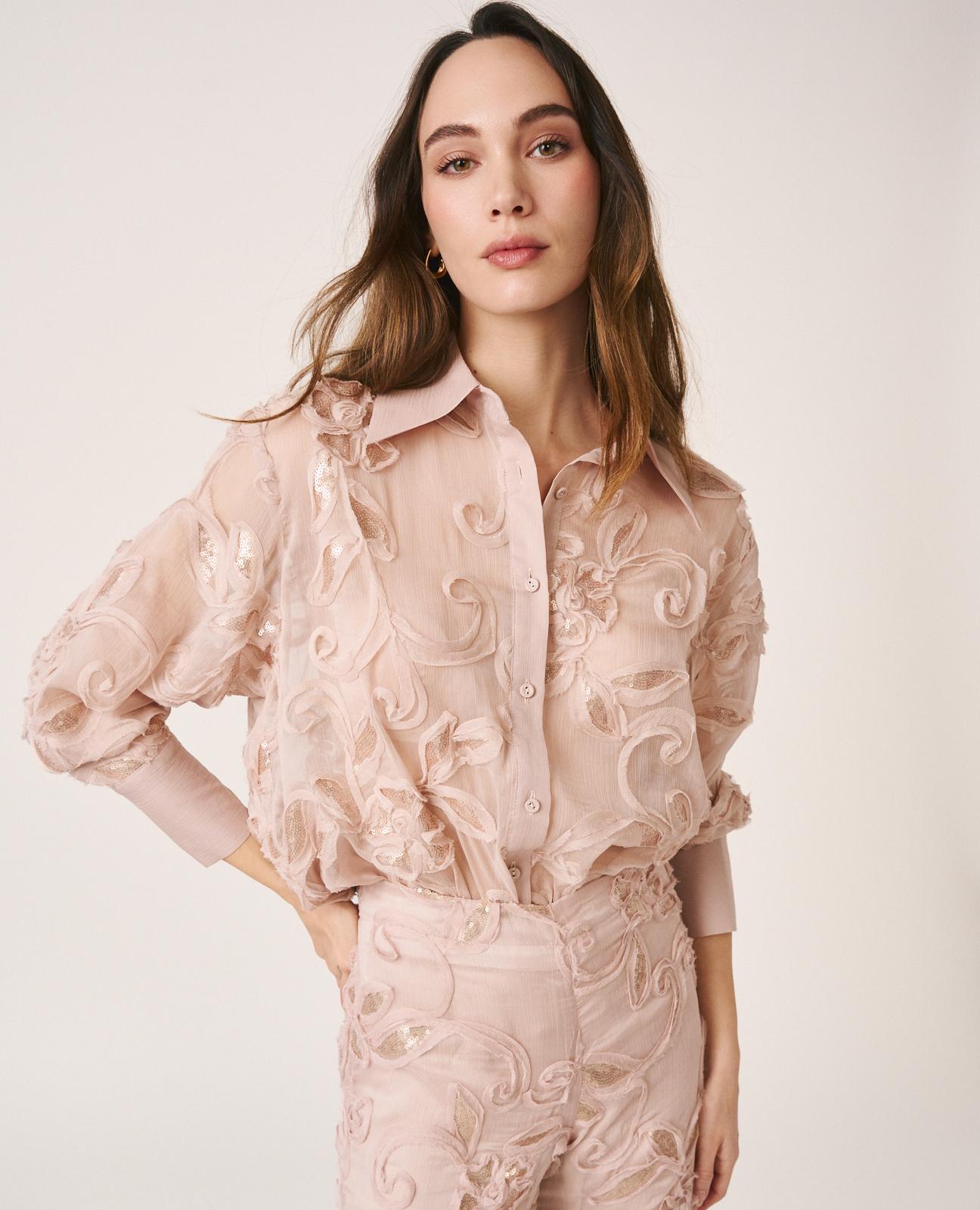 Alma en Pena - Camisa de mujer con aplicaciones de gasa en relieve y lentejuelas a tono.