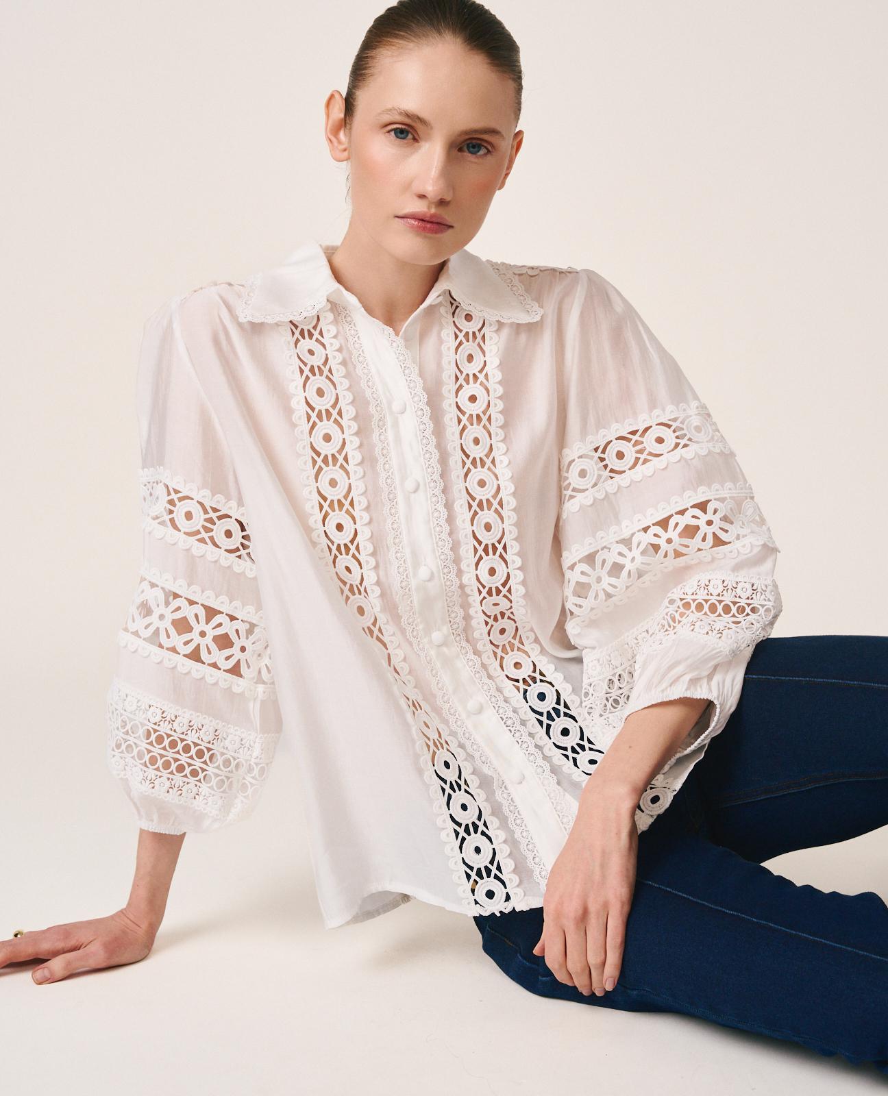 Alma en Pena - Camisa de mujer lisa con detalle de pasamanería calada y manga abullonada.