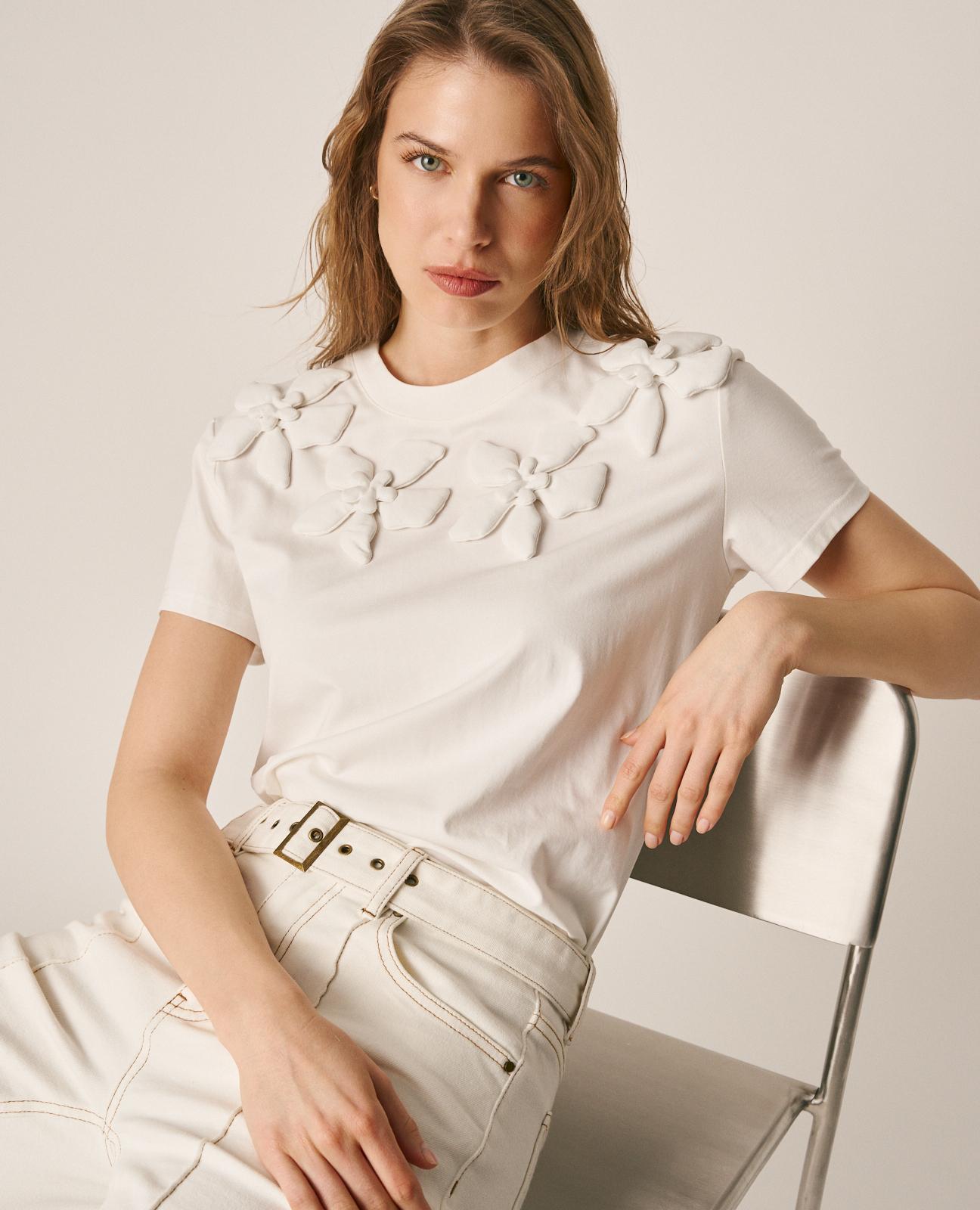 Alma en Pena - Camiseta de mujer de algodón con apliques de flores en 3D en el cuello.