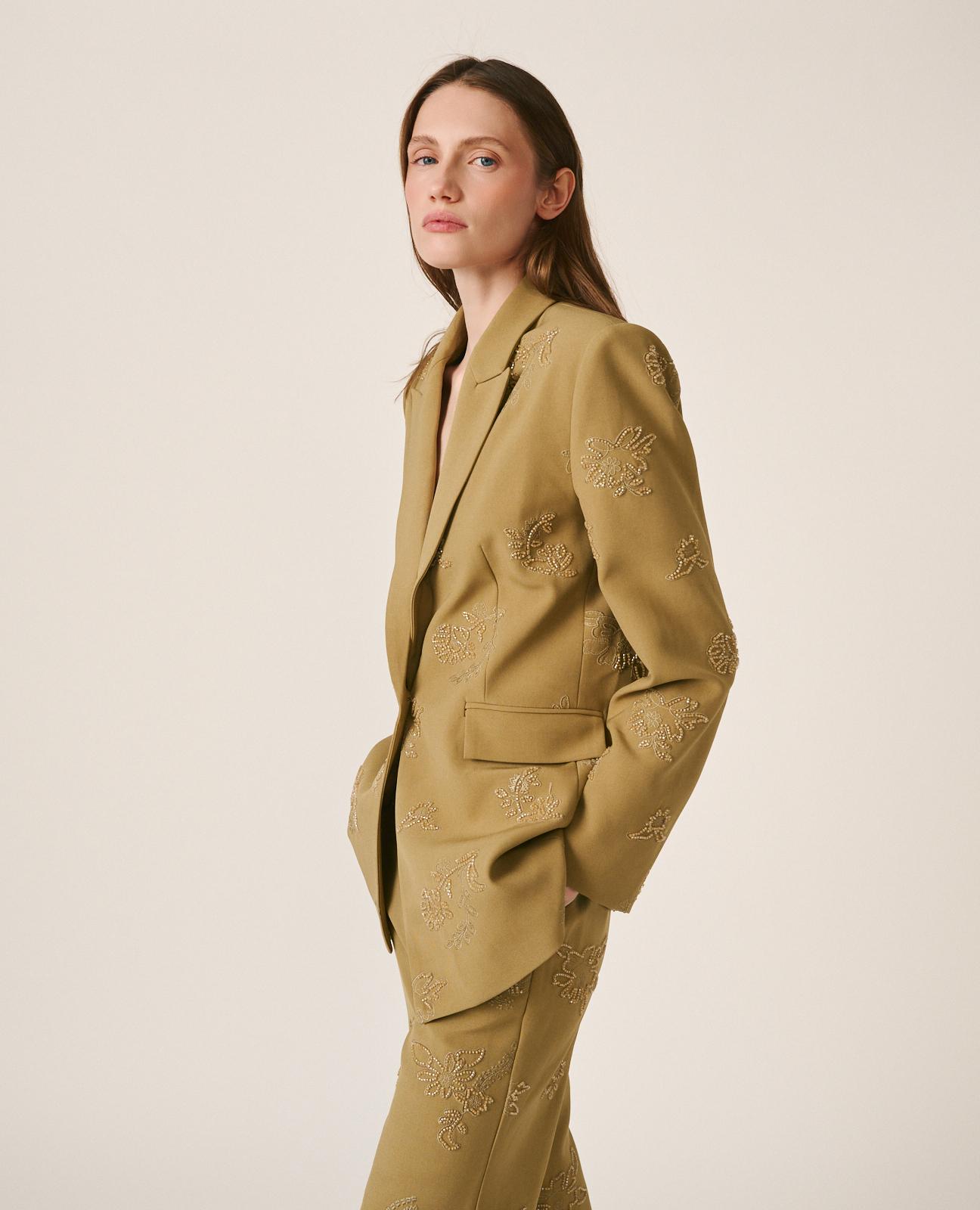 Alma en Pena - Blazer de mujer confeccionada en crepe con detalles bordados.