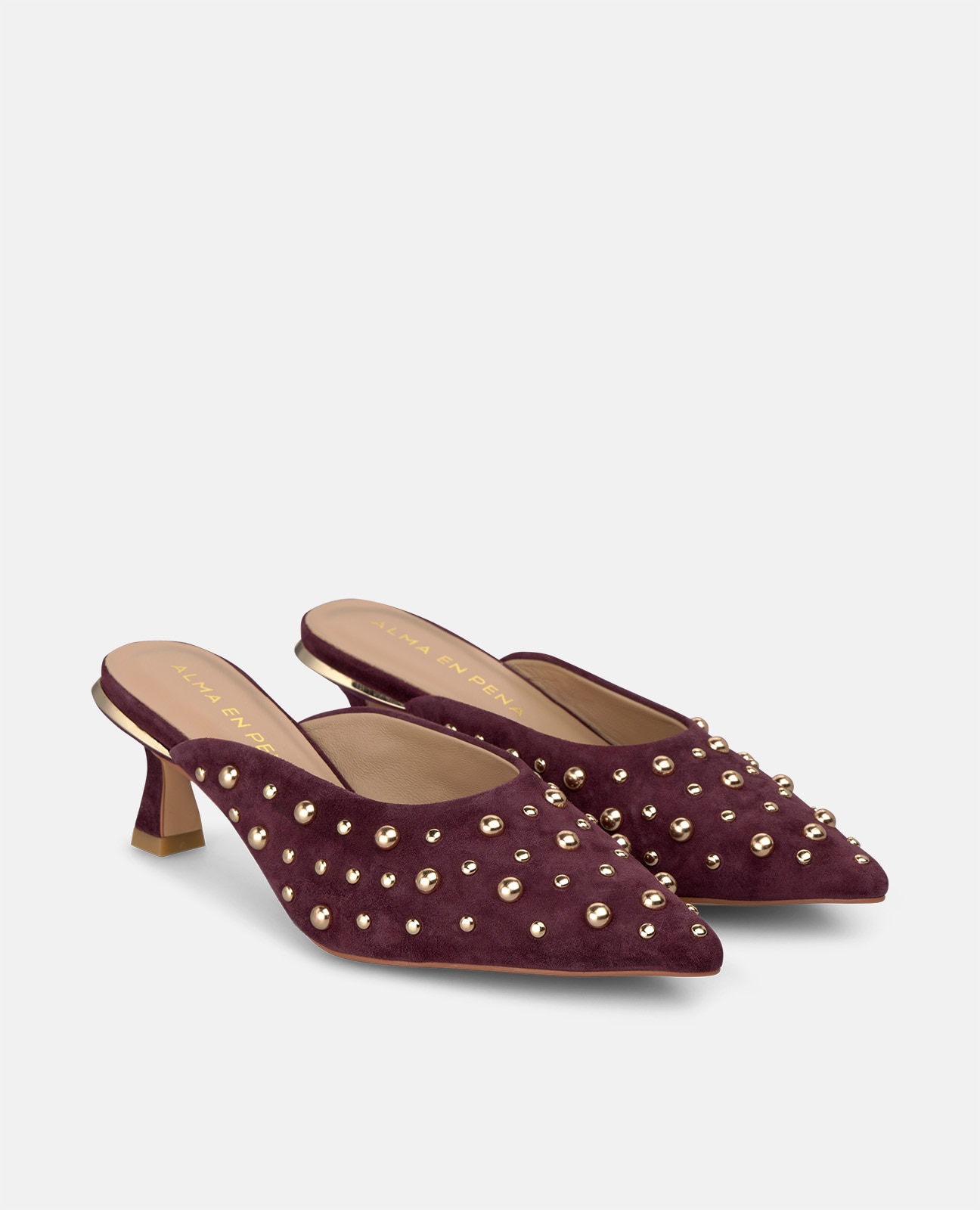 Mules con tacón de mujer en ante con tachas metálicas - Alma en Pena - Burdeos Burdeos-3