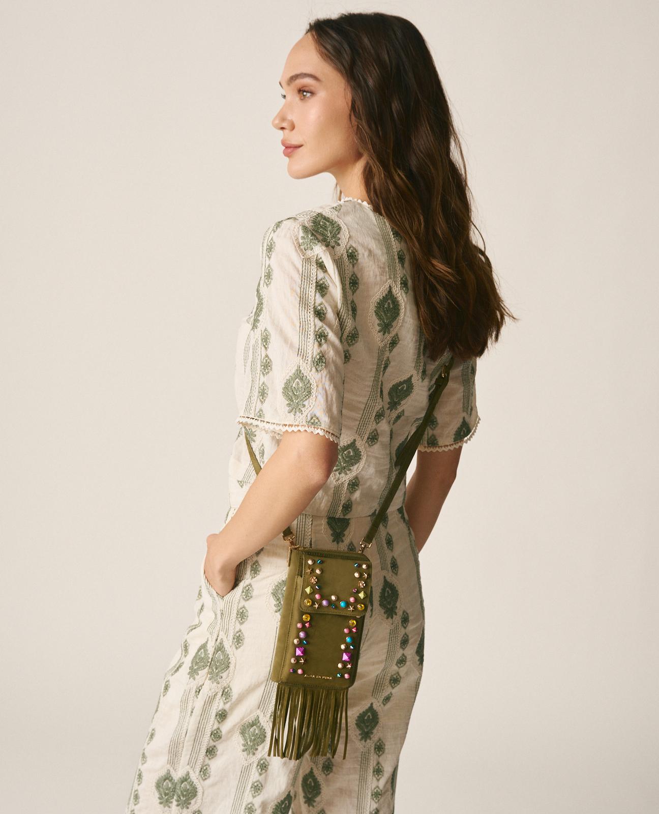 Bolso pequeño de mujer de piel con tachuelas y flecos - Alma en Pena - Kaki Kaki-2