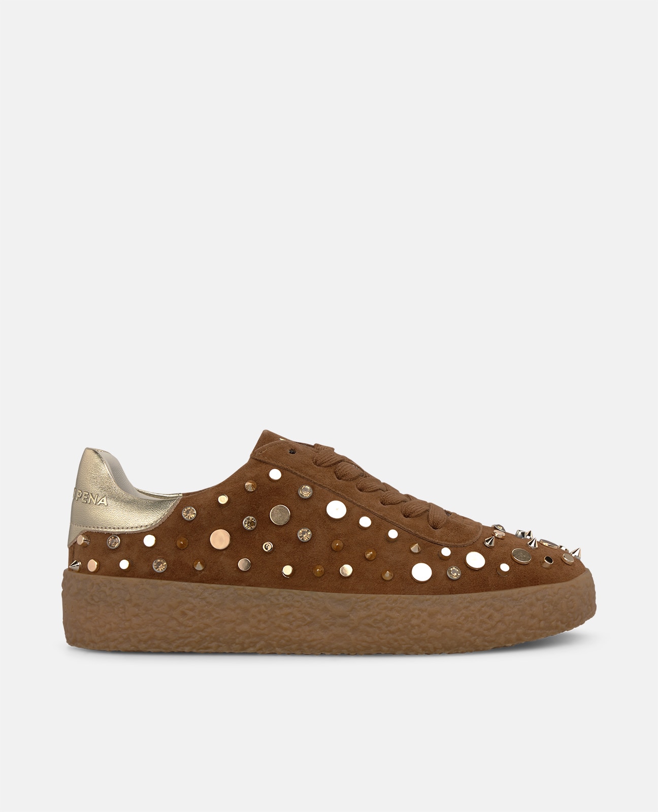 Imagen 0 de Zapatillas deportivas de mujer en ante con tachas metálicas Marrón