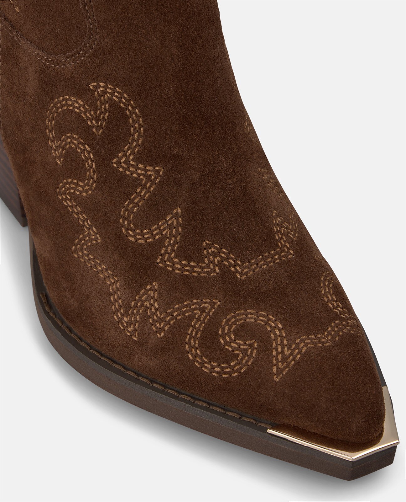 Botines cowboy de mujer en ante con cremallera lateral y detalles bordados - Alma en Pena - Camel Camel-4