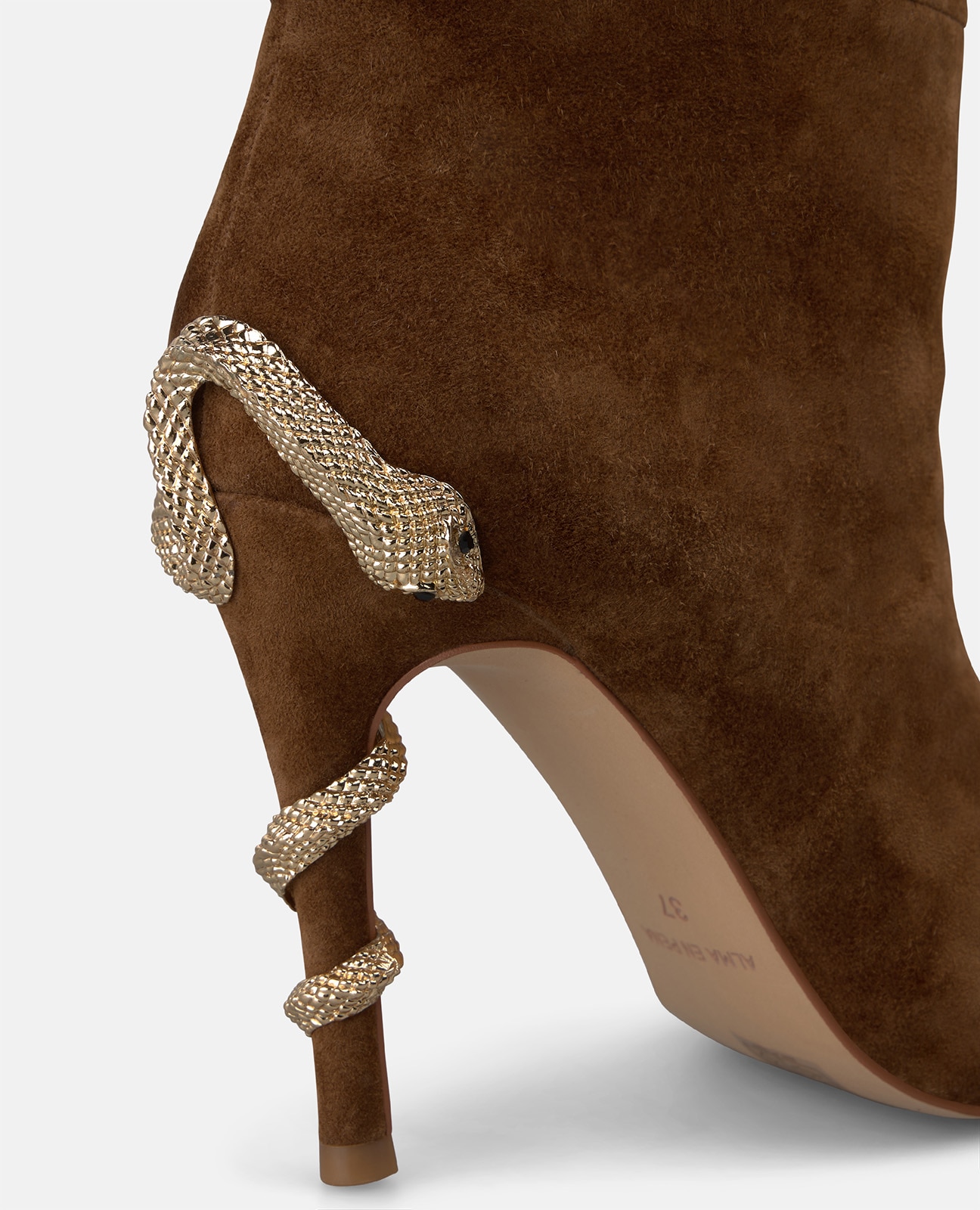 Botines básicos de mujer en ante con serpiente metálica en el tacón - Alma en Pena - Camel Camel-2