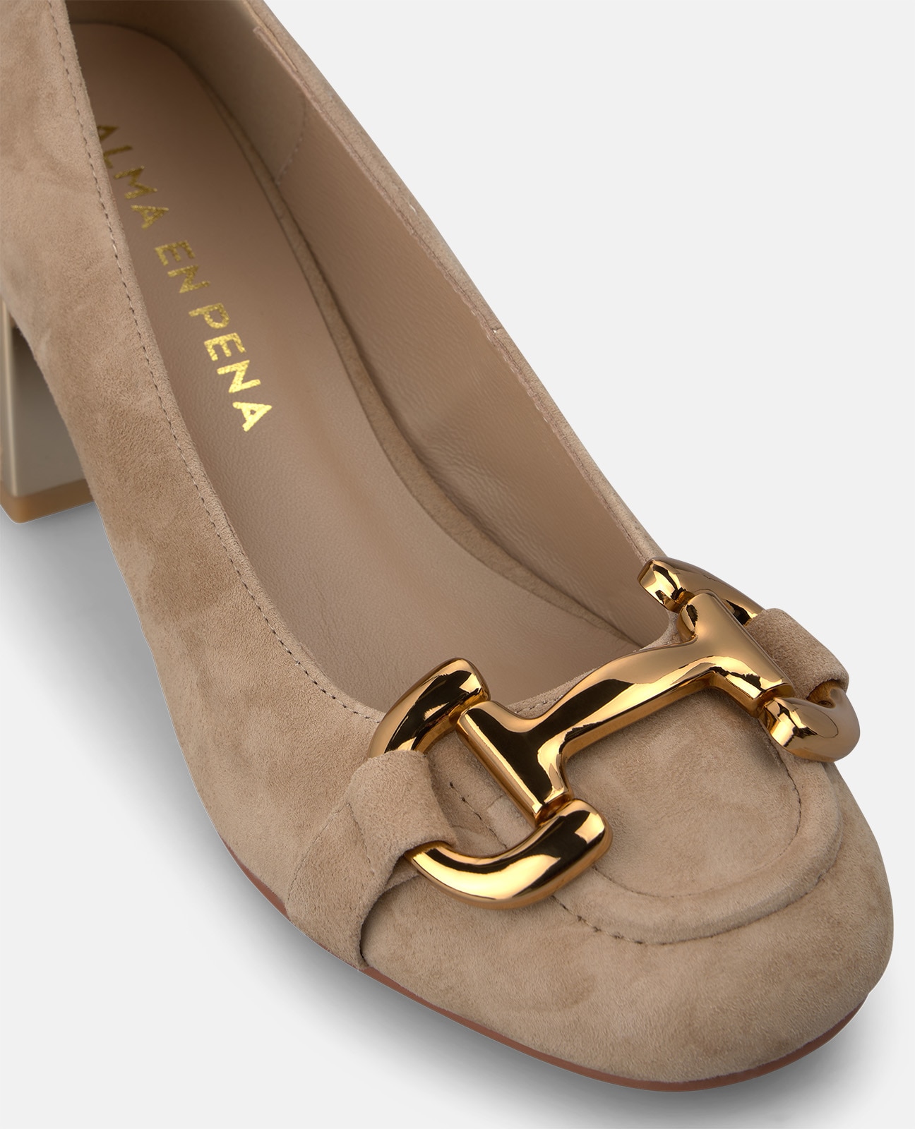 Zapatos de salón de mujer en ante con adorno metálico - Alma en Pena - Arena Arena-4