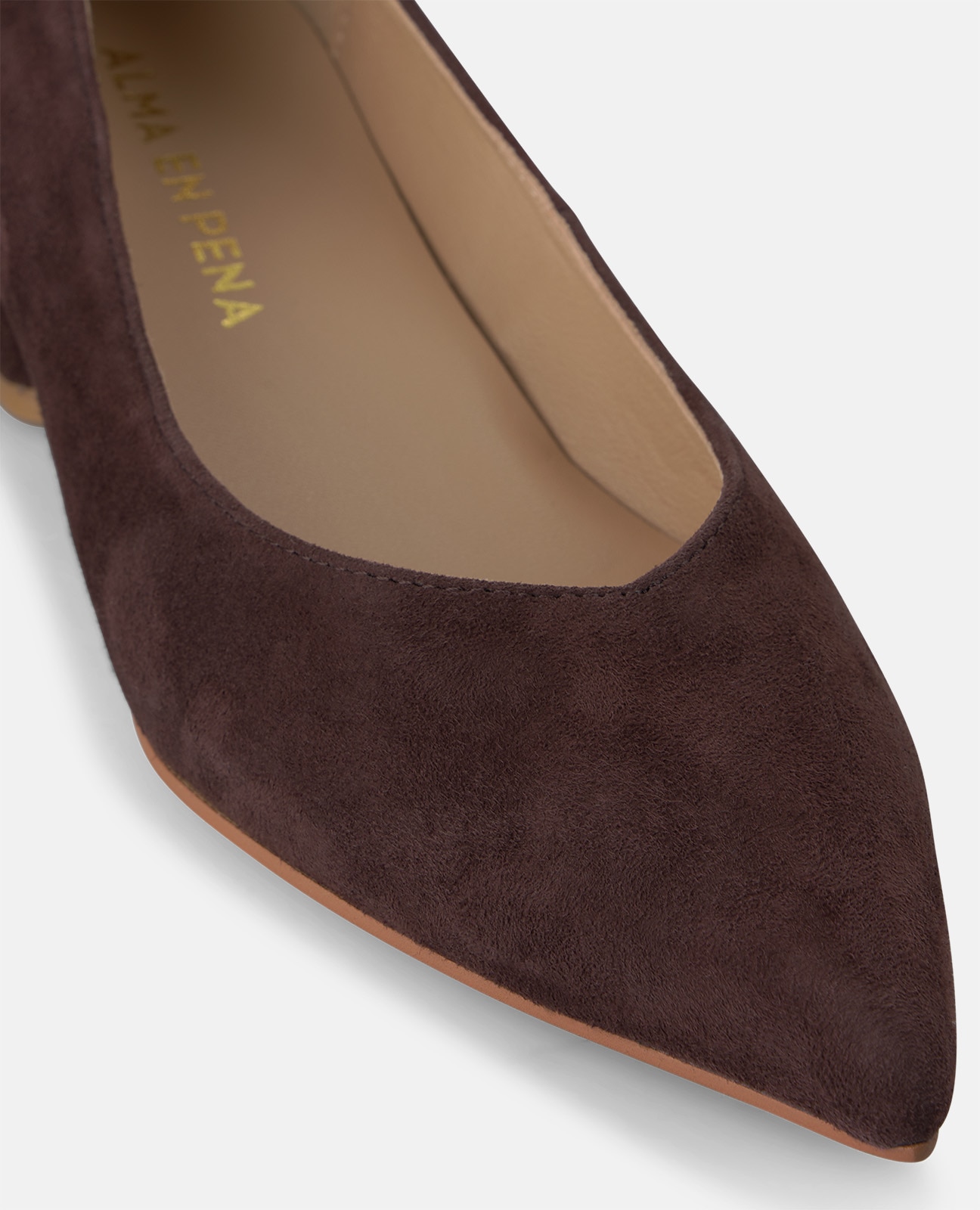 Zapatos de salón de mujer en ante con acabado en punta - Alma en Pena - Marrón Marrón-4