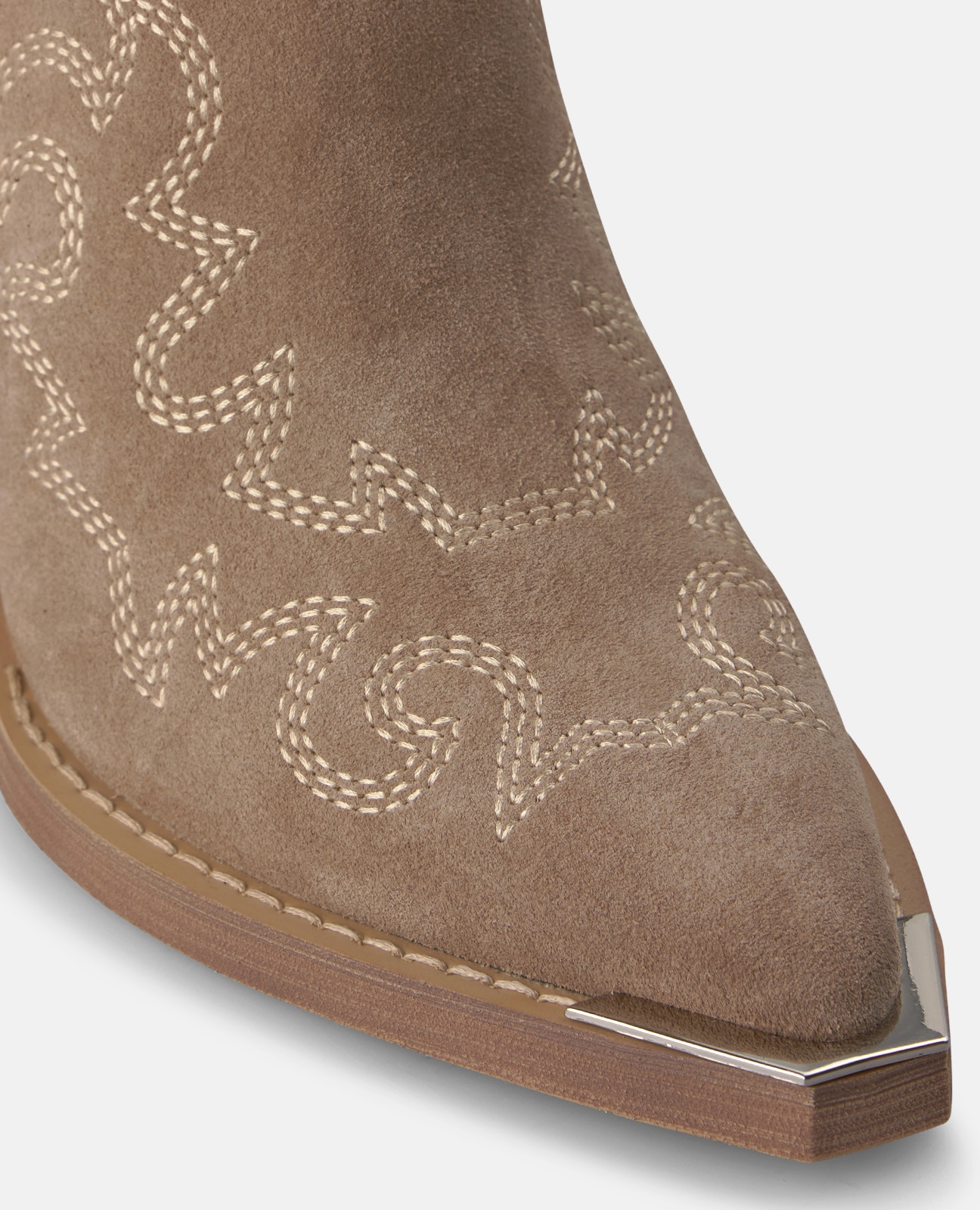 Botines cowboy de mujer en ante con cremallera lateral y detalles bordados - Alma en Pena - Visón Visón-4
