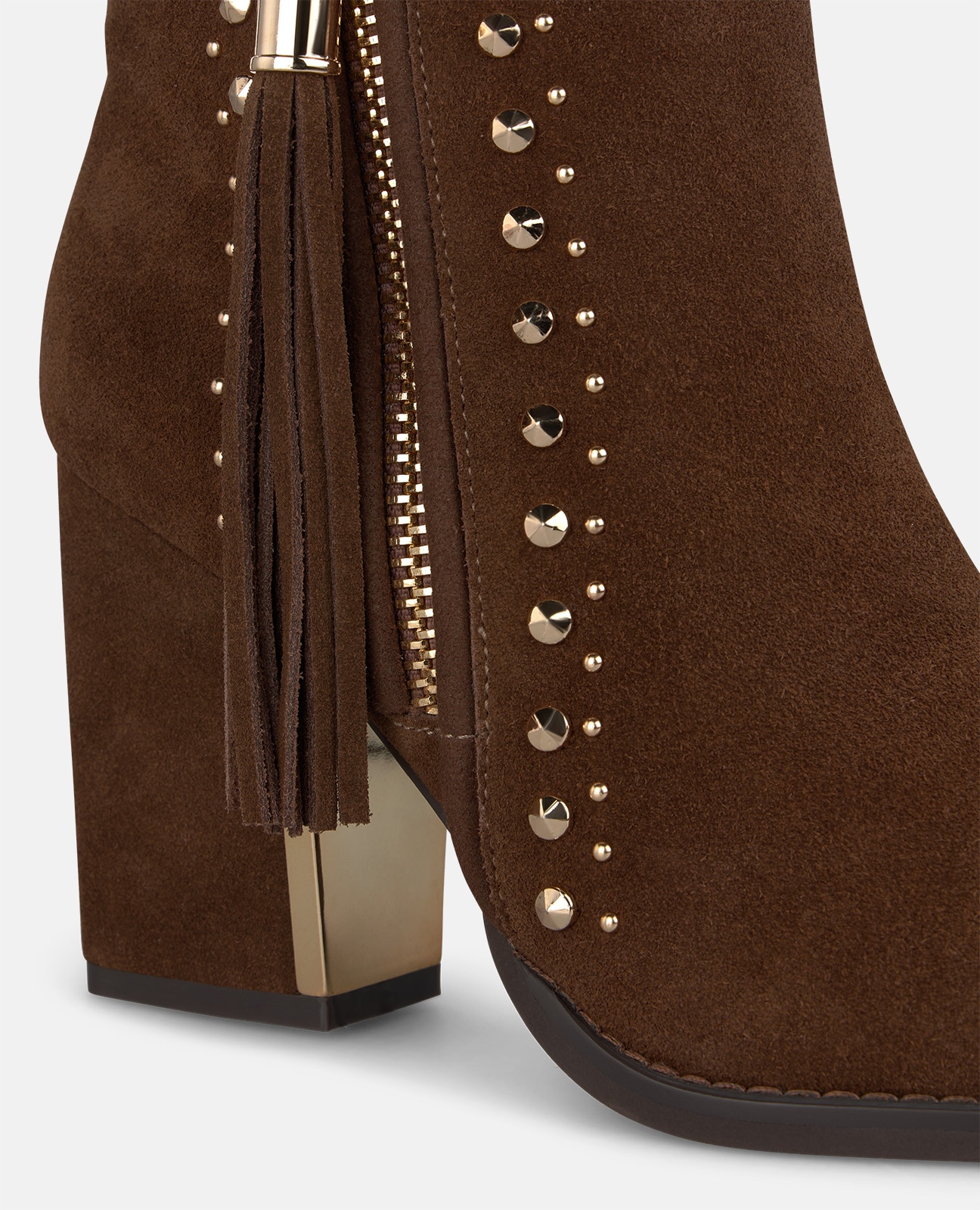 Imagen 4 de Botines básicos de mujer en piel serraje con tachas metálicas - Alma en Pena - Camel Camel