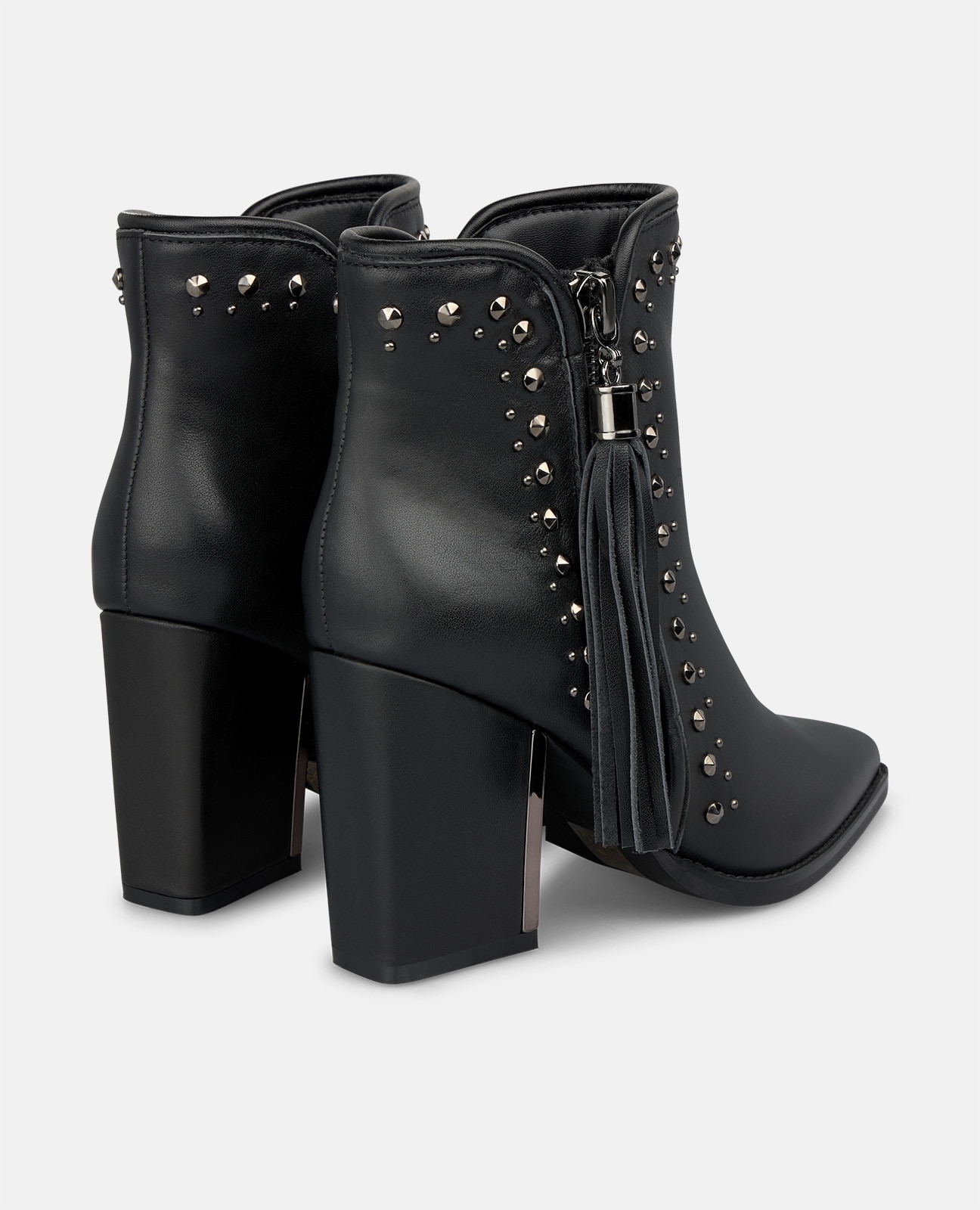 Imagen 2 de Botines básicos de mujer en napa con tachas metálicas - Alma en Pena - Negro Negro