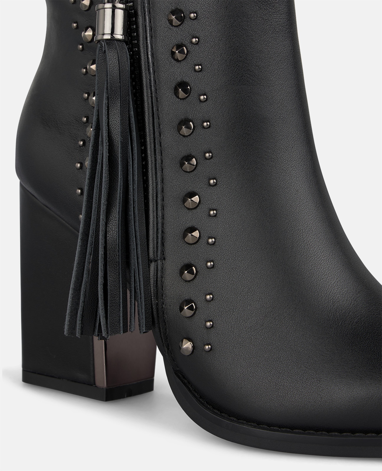 Imagen 4 de Botines básicos de mujer en napa con tachas metálicas - Alma en Pena - Negro Negro