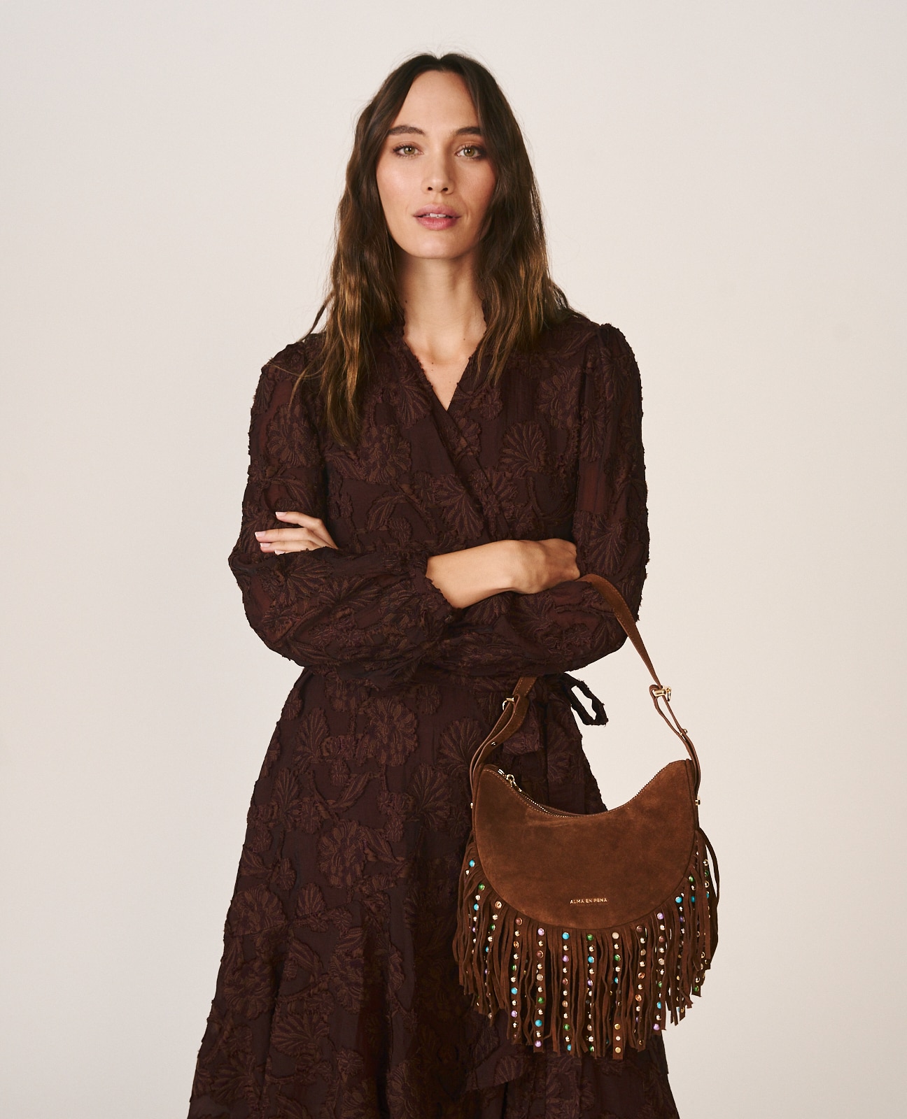 Bolso media luna de piel serraje con flecos - Alma en Pena - Camel Camel-2