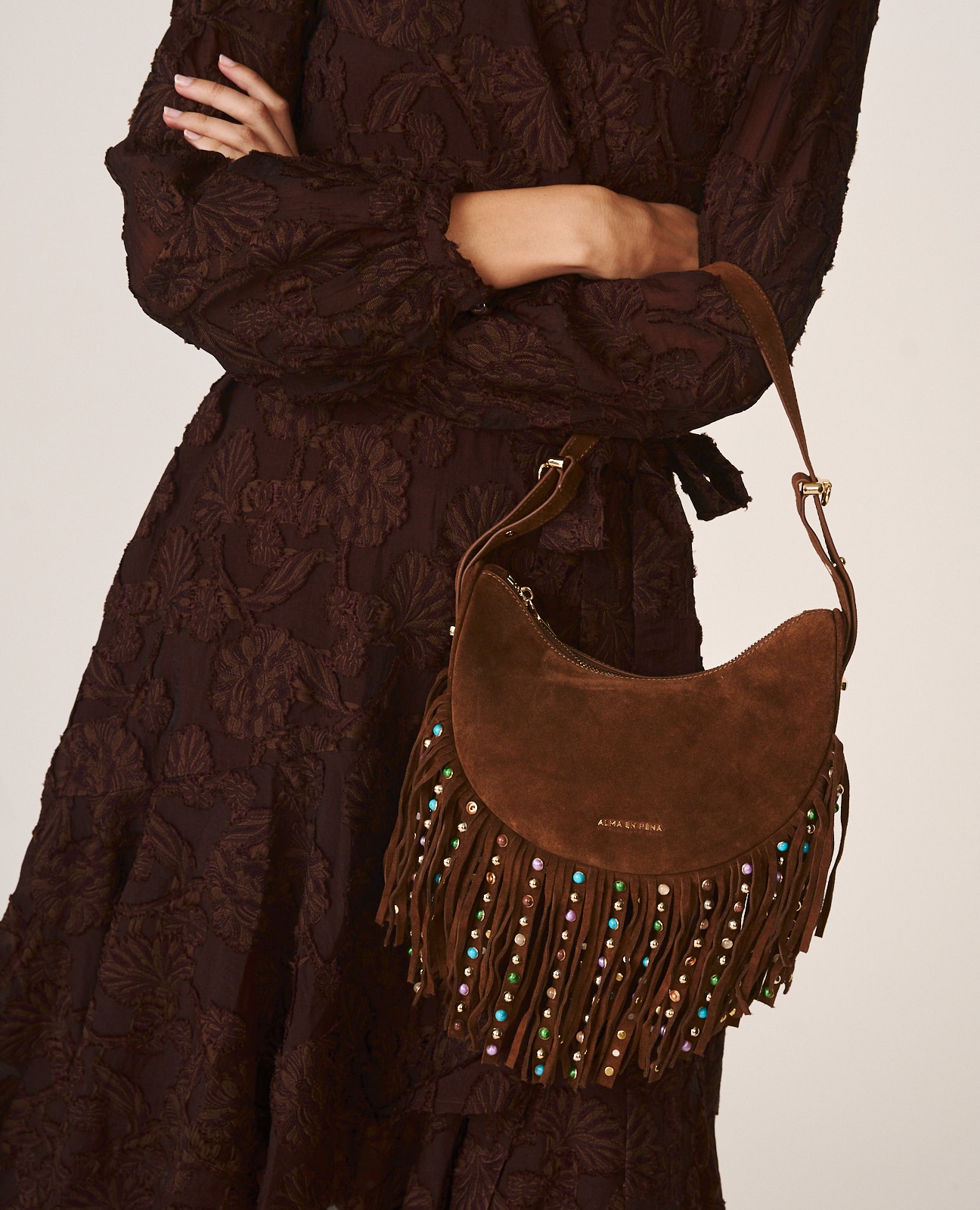 Bolso media luna de piel serraje con flecos - Alma en Pena - Camel Camel-3