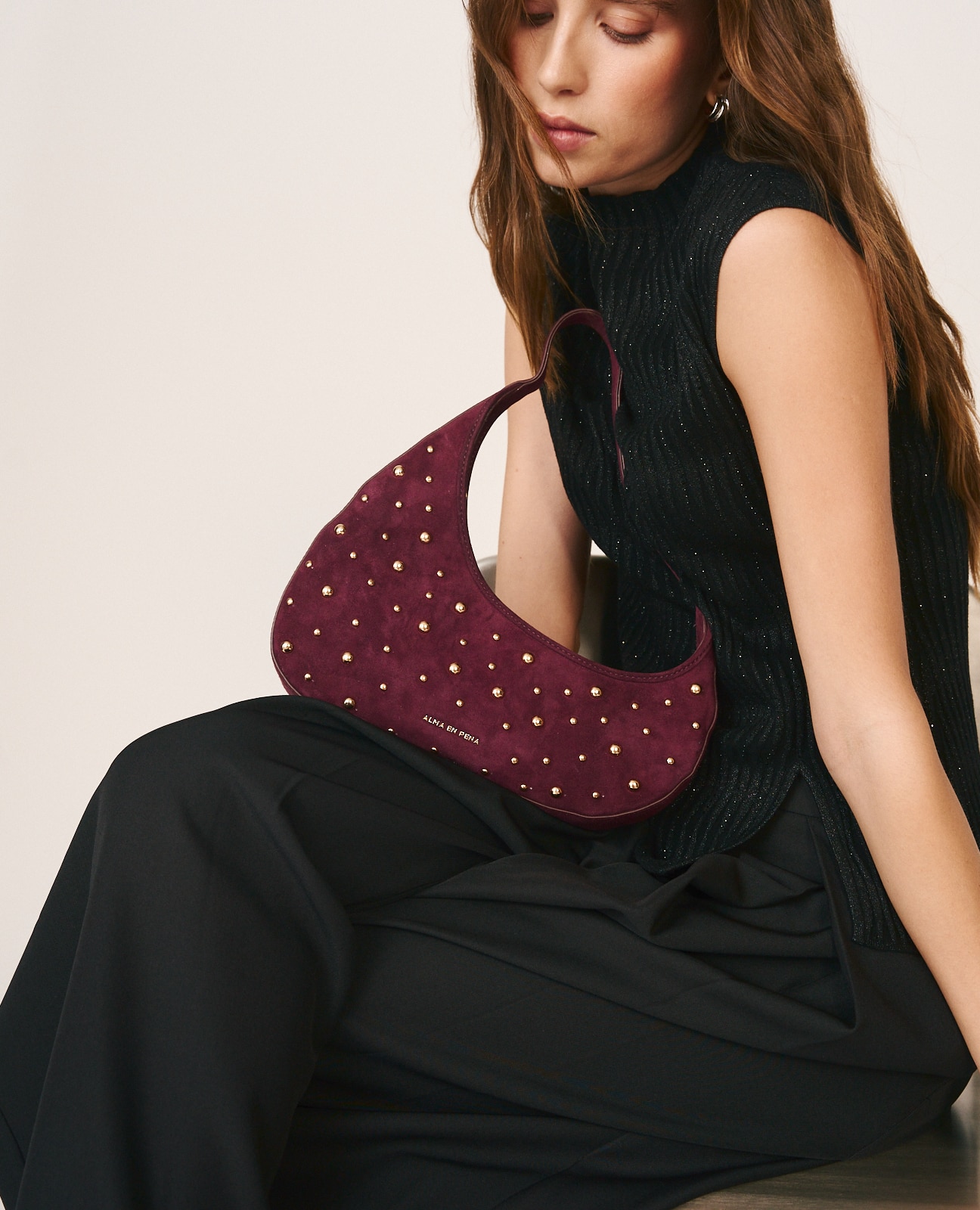 Bolso hobo de ante con tachas metálicas - Alma en Pena - Burdeos Burdeos-2