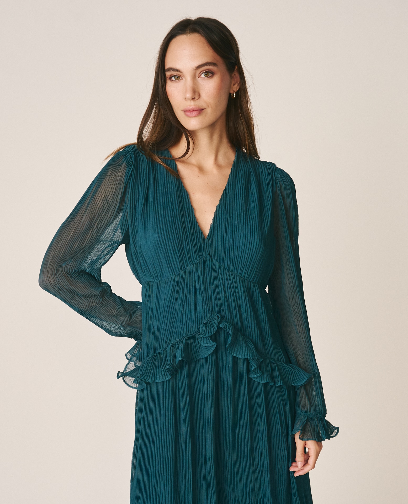 Imagen 4 de Vestido largo plisado con cuello pico - Alma en Pena - Azul Océano Azul Océano