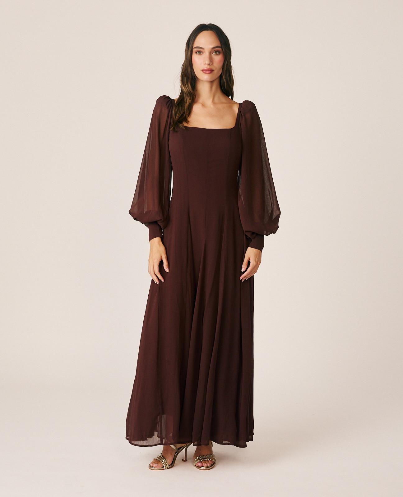 Imagen 0 de Vestido largo en gasa con escote cuadrado Marrón chocolate