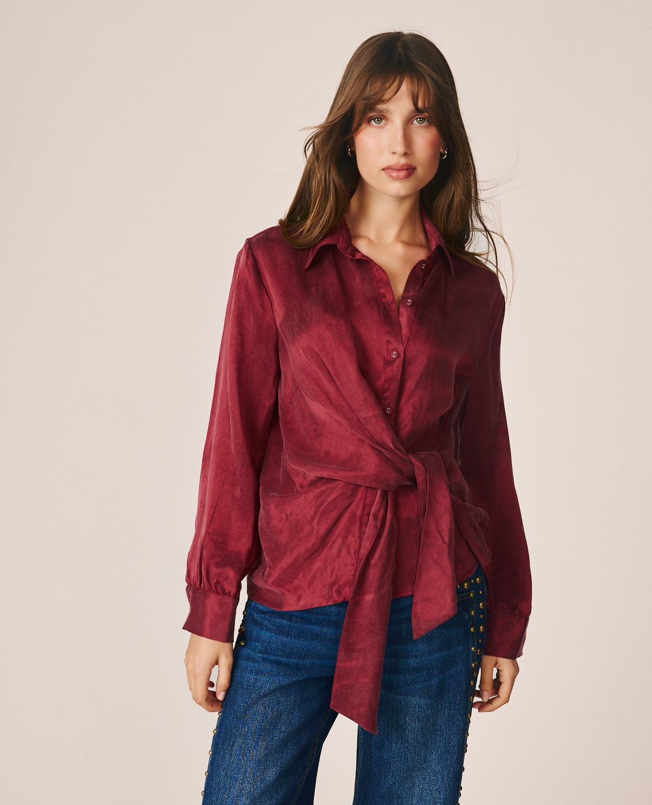 Blusa de mujer con cierre abotonado y lazada en cintura - Alma en Pena - Burdeos Burdeos-1