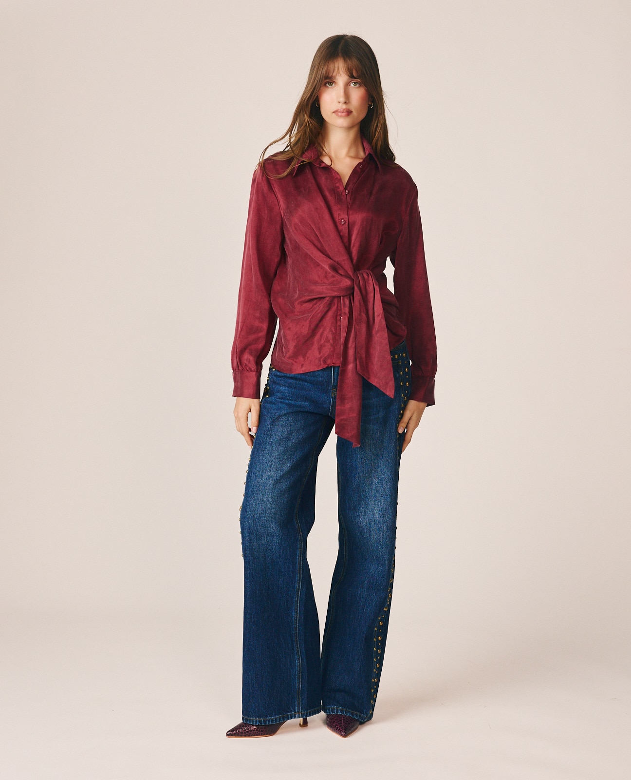 Blusa de mujer con cierre abotonado y lazada en cintura - Alma en Pena - Burdeos Burdeos-2