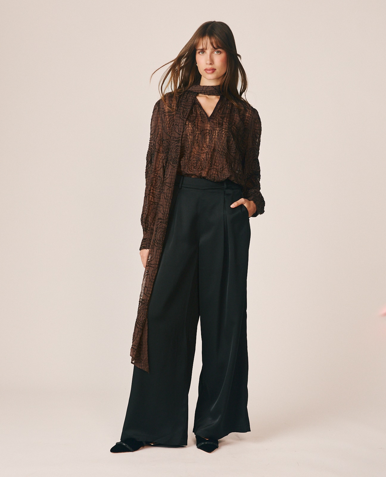 Blusa de mujer con detalles pedrería y lazada en el cuello - Alma en Pena - Marrón Marrón-2