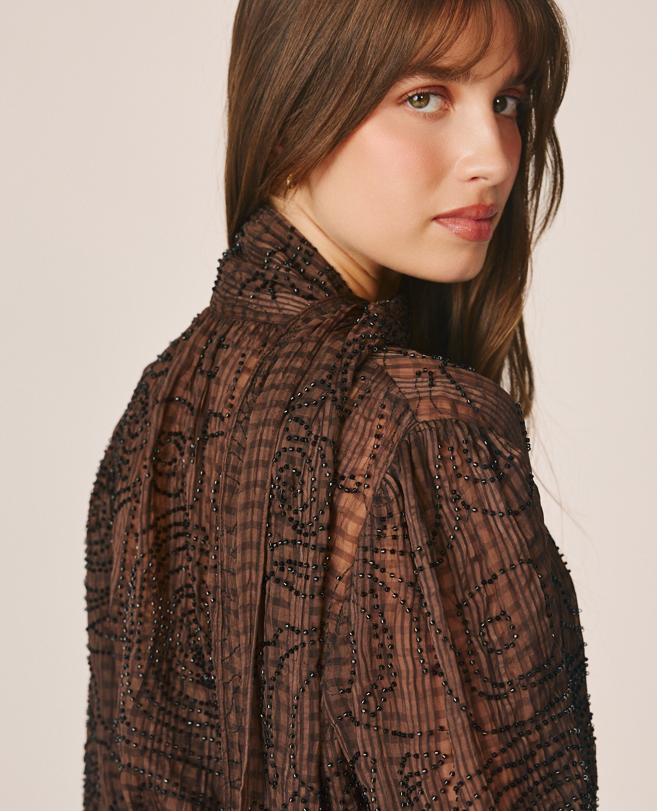 Blusa de mujer con detalles pedrería y lazada en el cuello - Alma en Pena - Marrón Marrón-6