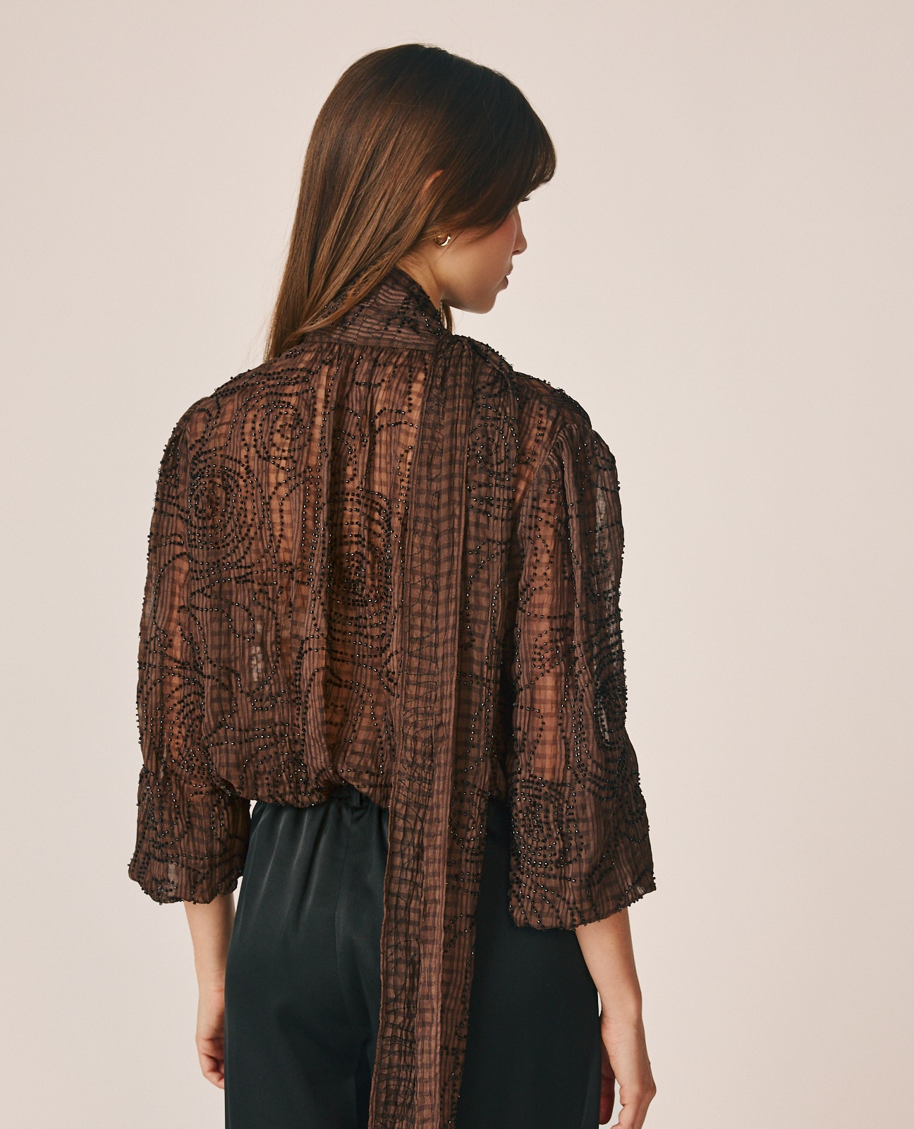 Blusa de mujer con detalles pedrería y lazada en el cuello - Alma en Pena - Marrón Marrón-7