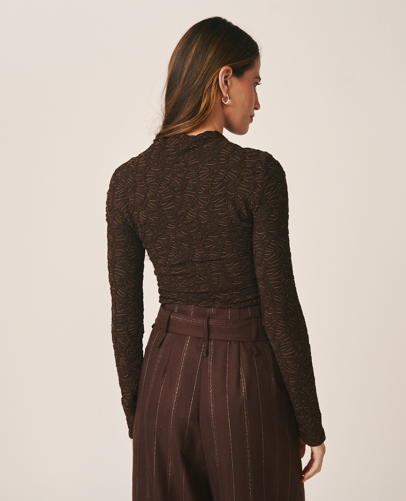 Top de mujer texturizado con cuello perkins - Alma en Pena - Marrón Marrón-6