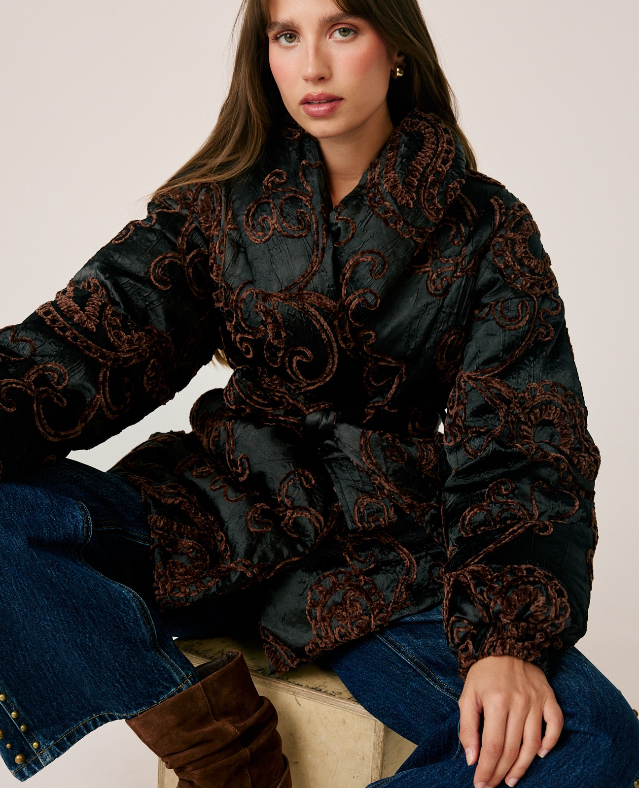 Abrigo acolchado de mujer con bordado ornamentales - Negro Negro-1