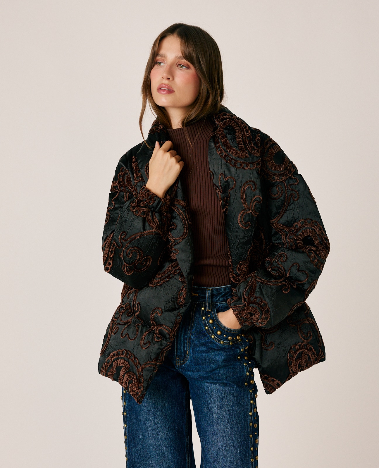 Abrigo acolchado de mujer con bordado ornamentales - Negro Negro-2