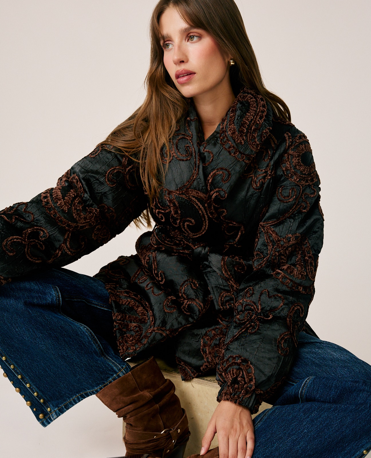 Abrigo acolchado de mujer con bordado ornamentales - Negro Negro-3