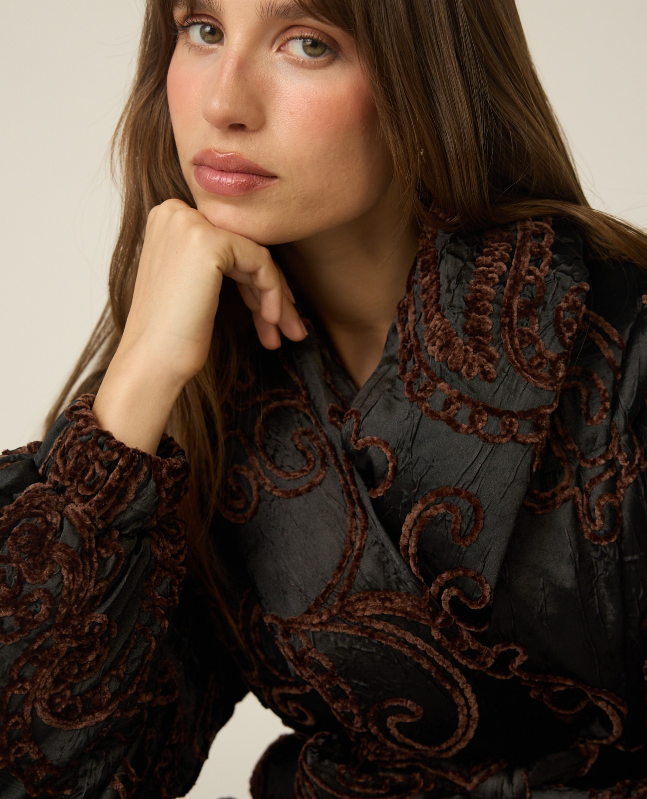 Abrigo acolchado de mujer con bordado ornamentales - Negro Negro-4