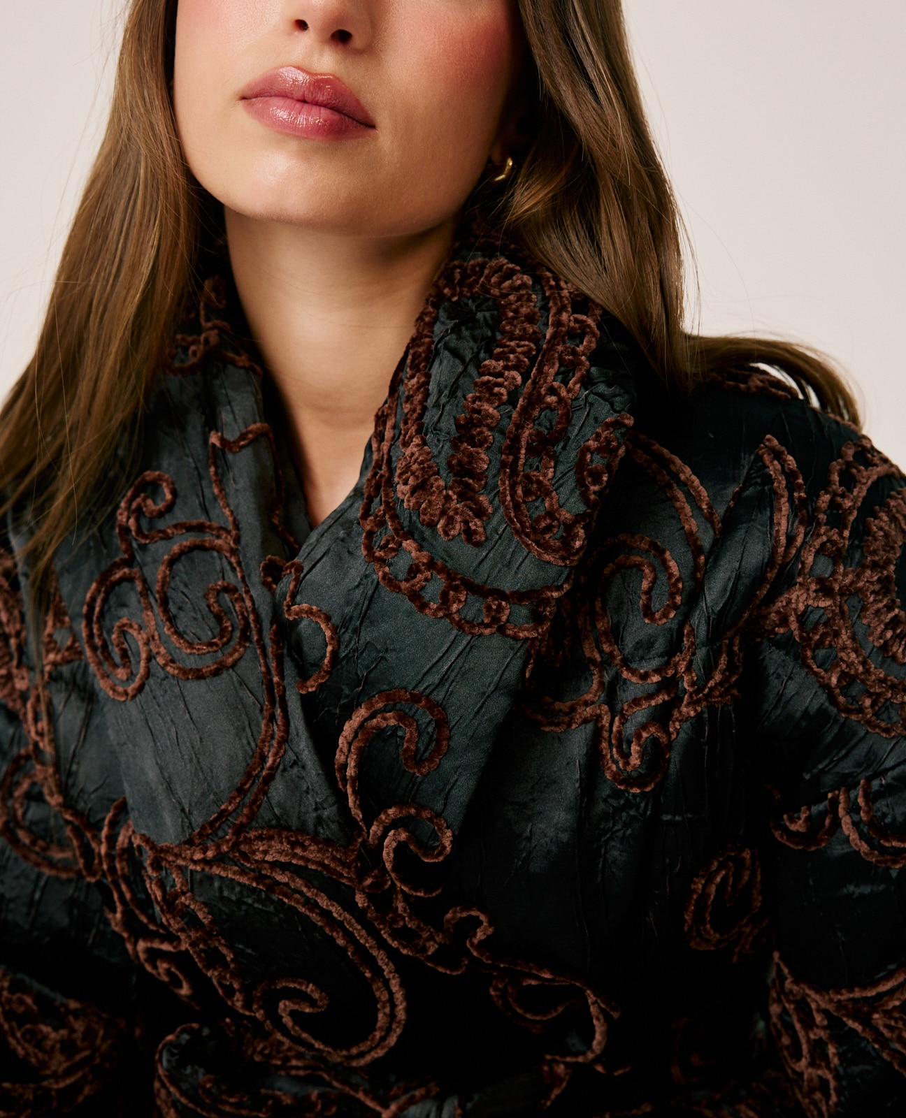 Abrigo acolchado de mujer con bordado ornamentales - Negro Negro-5