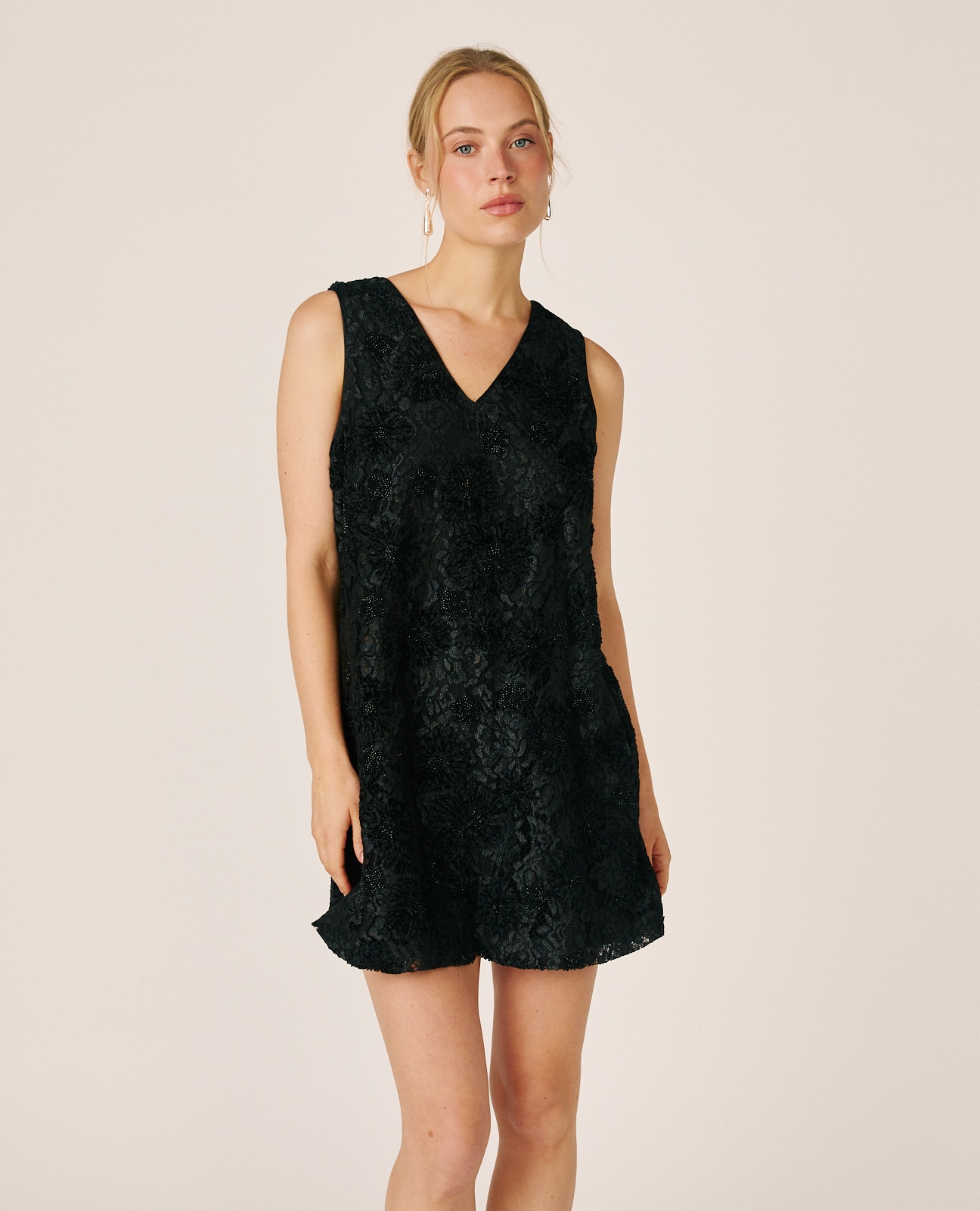 Imagen 1 de Vestido corto sin mangas y con encajes florales Negro