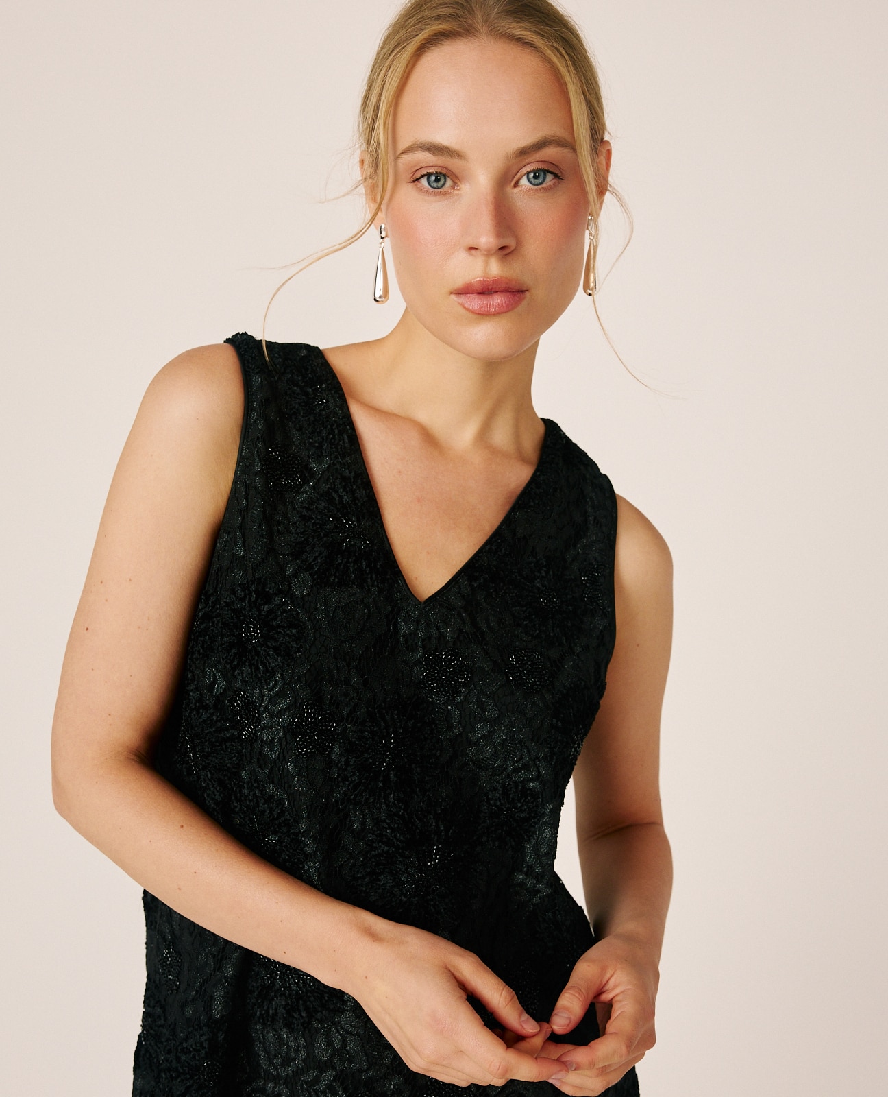 Imagen 2 de Vestido corto sin mangas y con encajes florales - Alma en Pena - Negro Negro