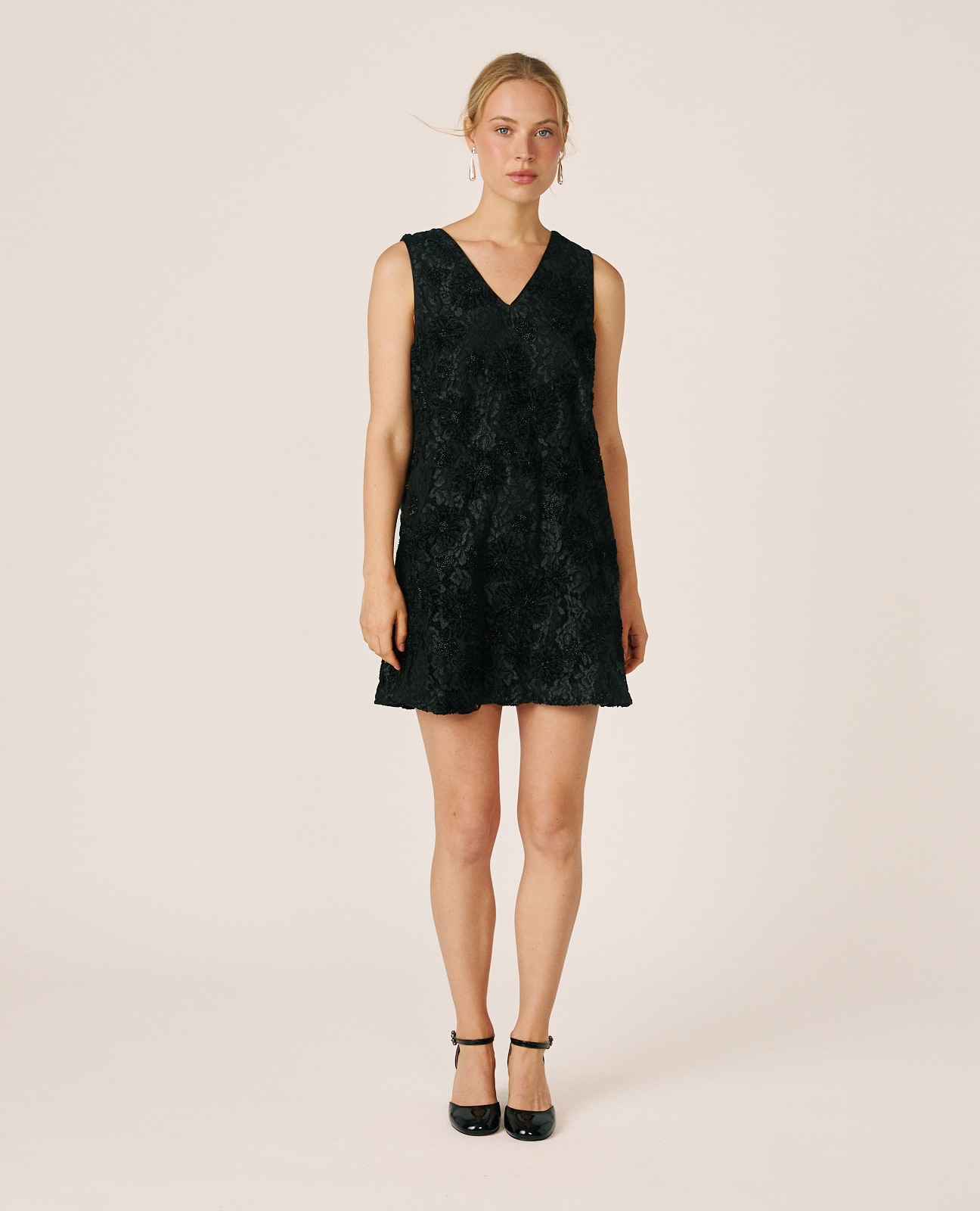 Imagen 3 de Vestido corto sin mangas y con encajes florales - Alma en Pena - Negro Negro