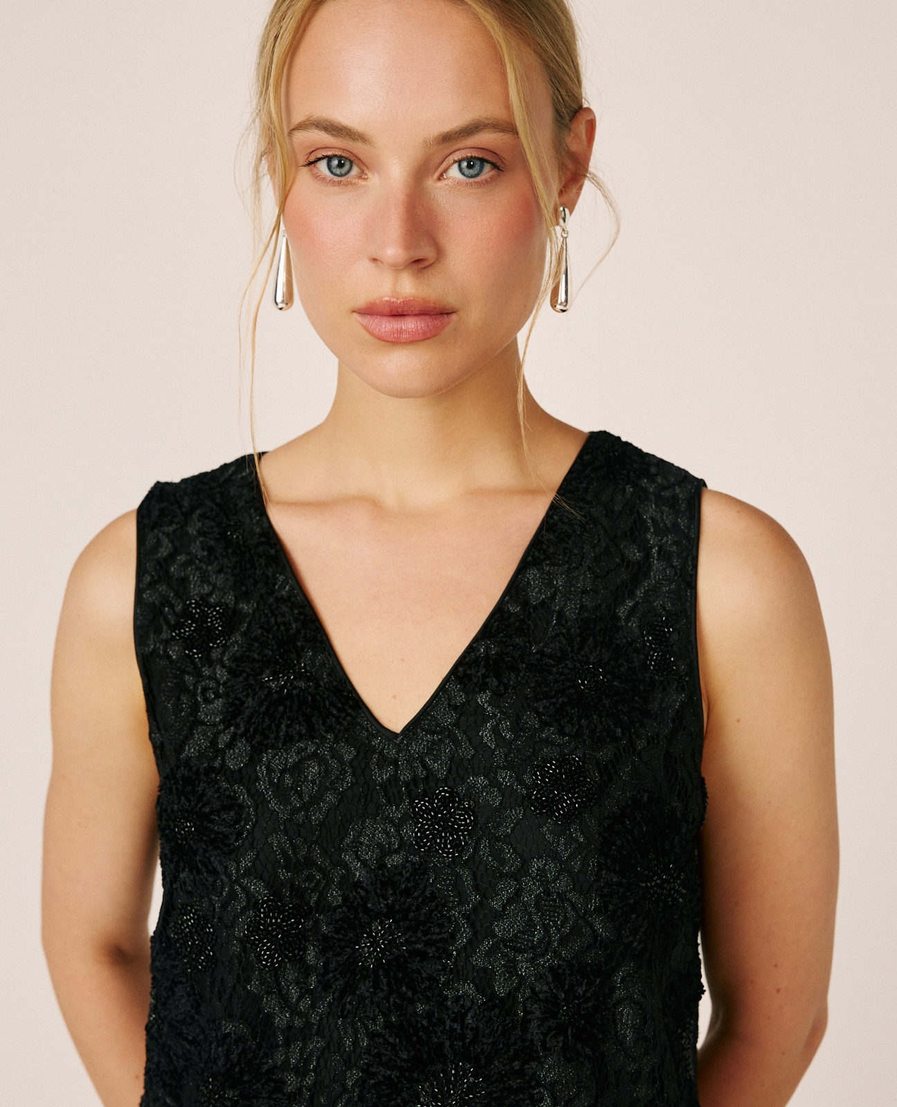 Imagen 4 de Vestido corto sin mangas y con encajes florales - Alma en Pena - Negro Negro