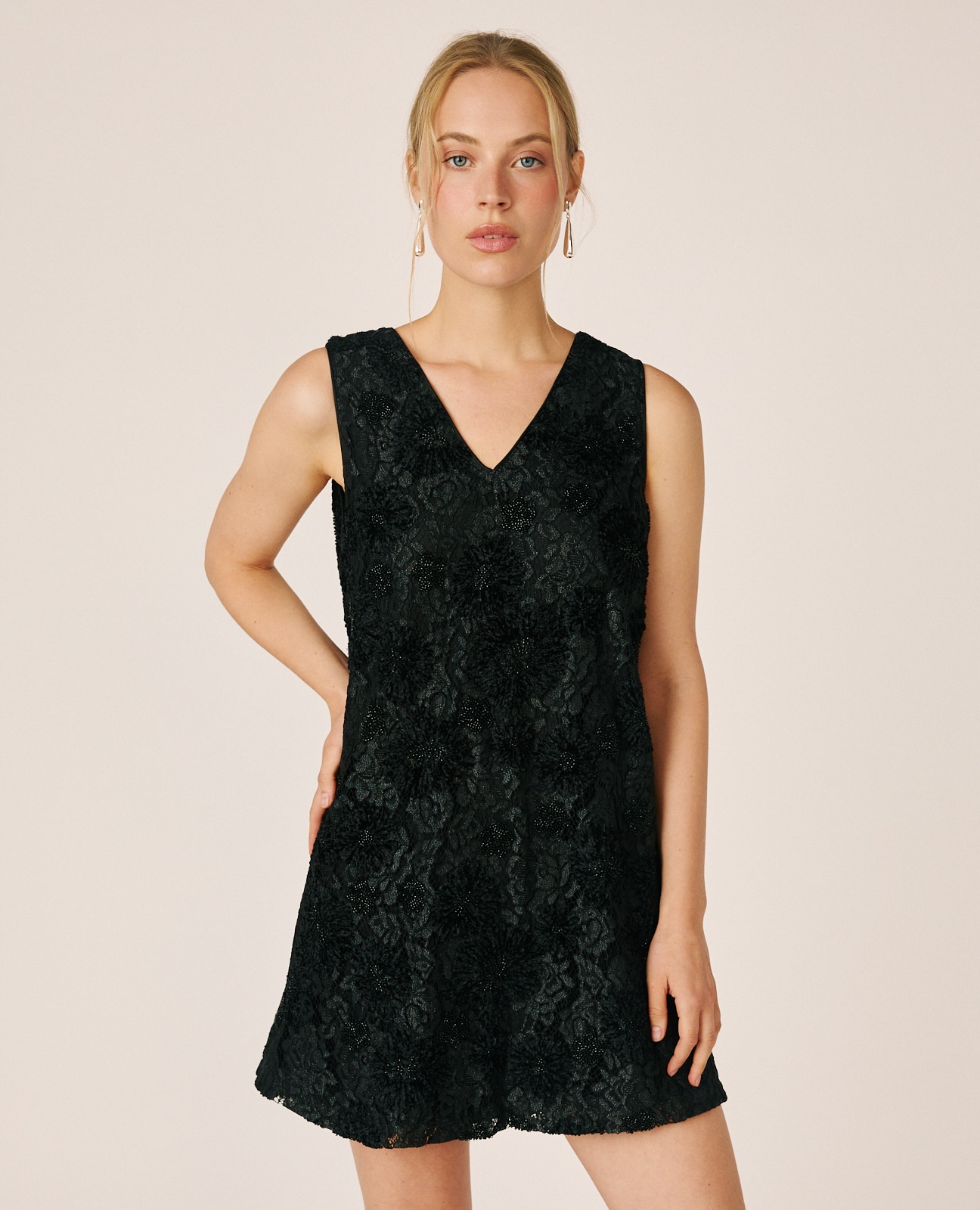Imagen 5 de Vestido corto sin mangas y con encajes florales - Alma en Pena - Negro Negro