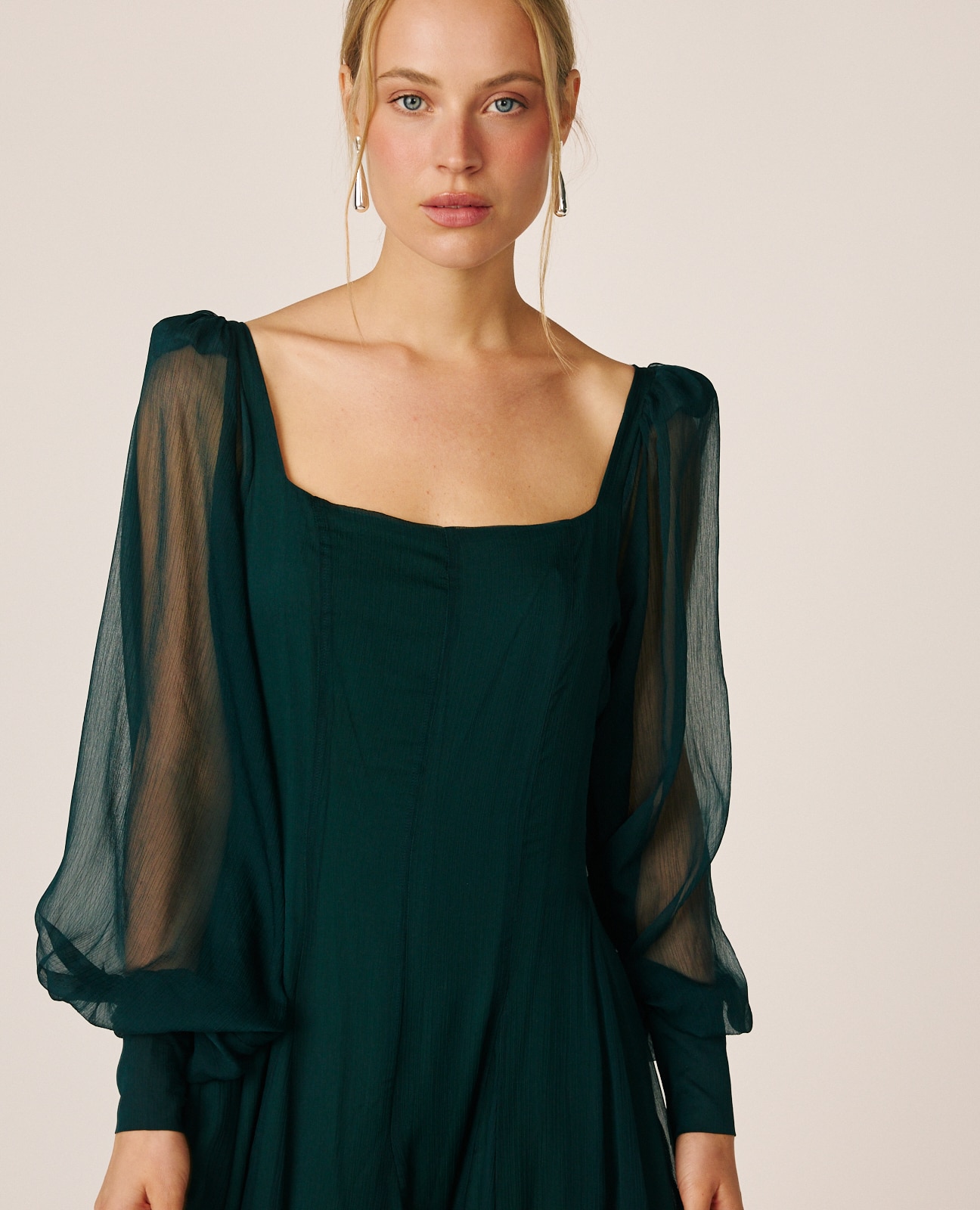 Imagen 0 de Vestido largo en gasa con escote cuadrado Verde oscuro