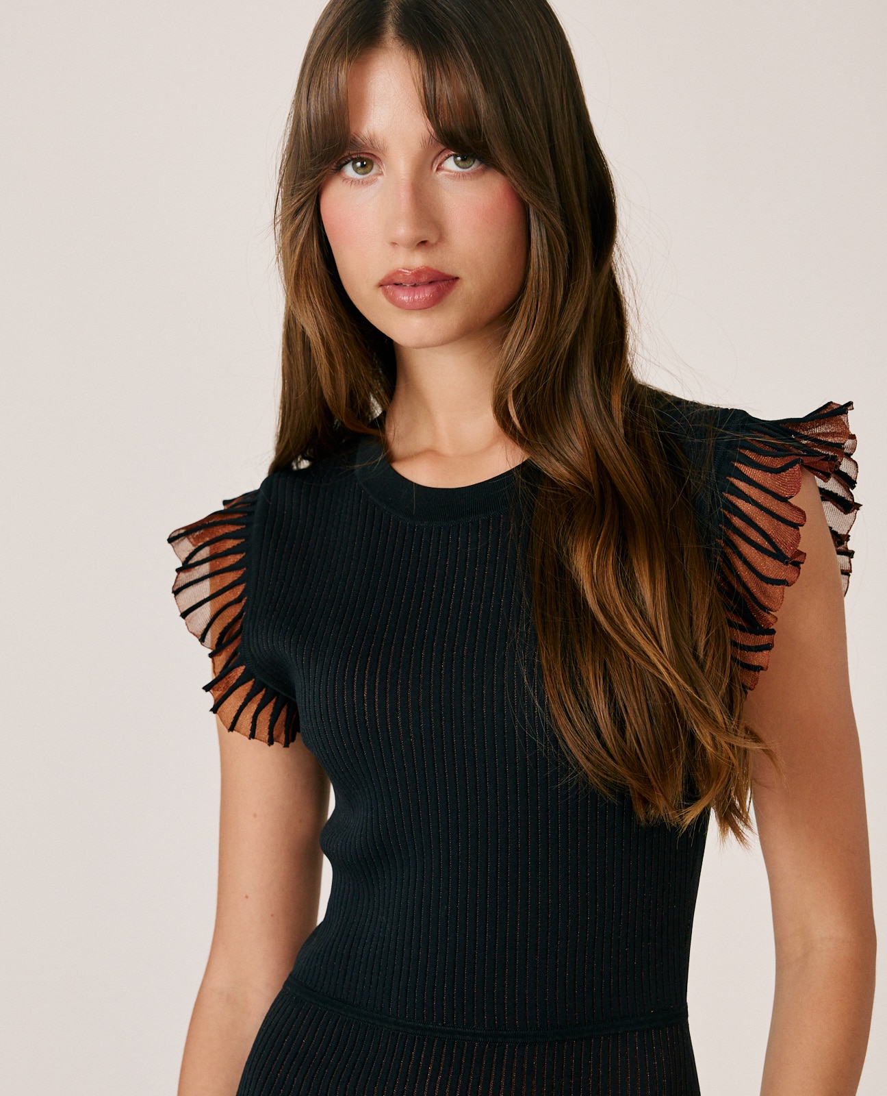 Vestido midi canalé con volantes - Alma en Pena - Negro Negro-3