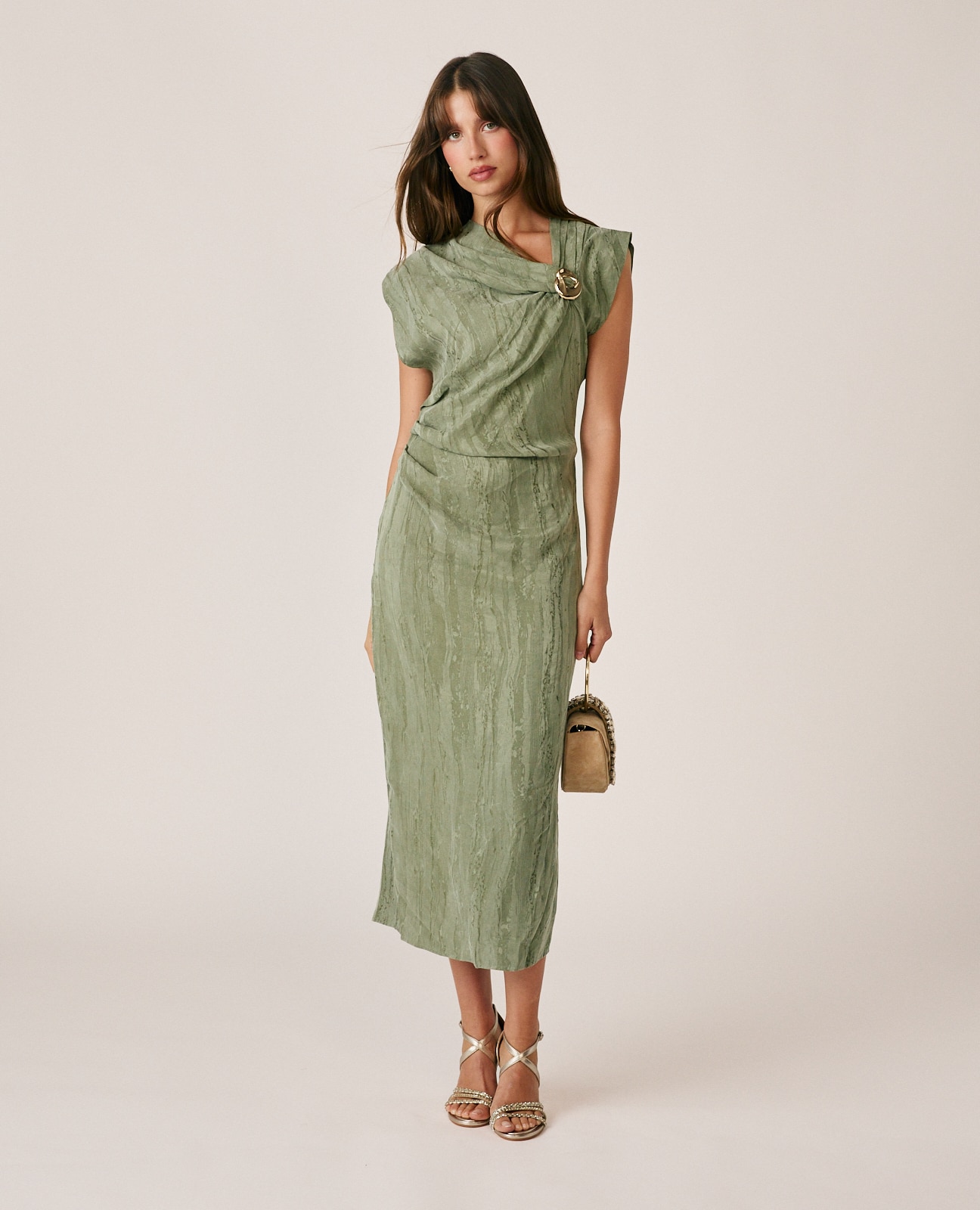 Imagen 0 de Vestido midi jacquard sin mangas y con escote drapeado Kaki