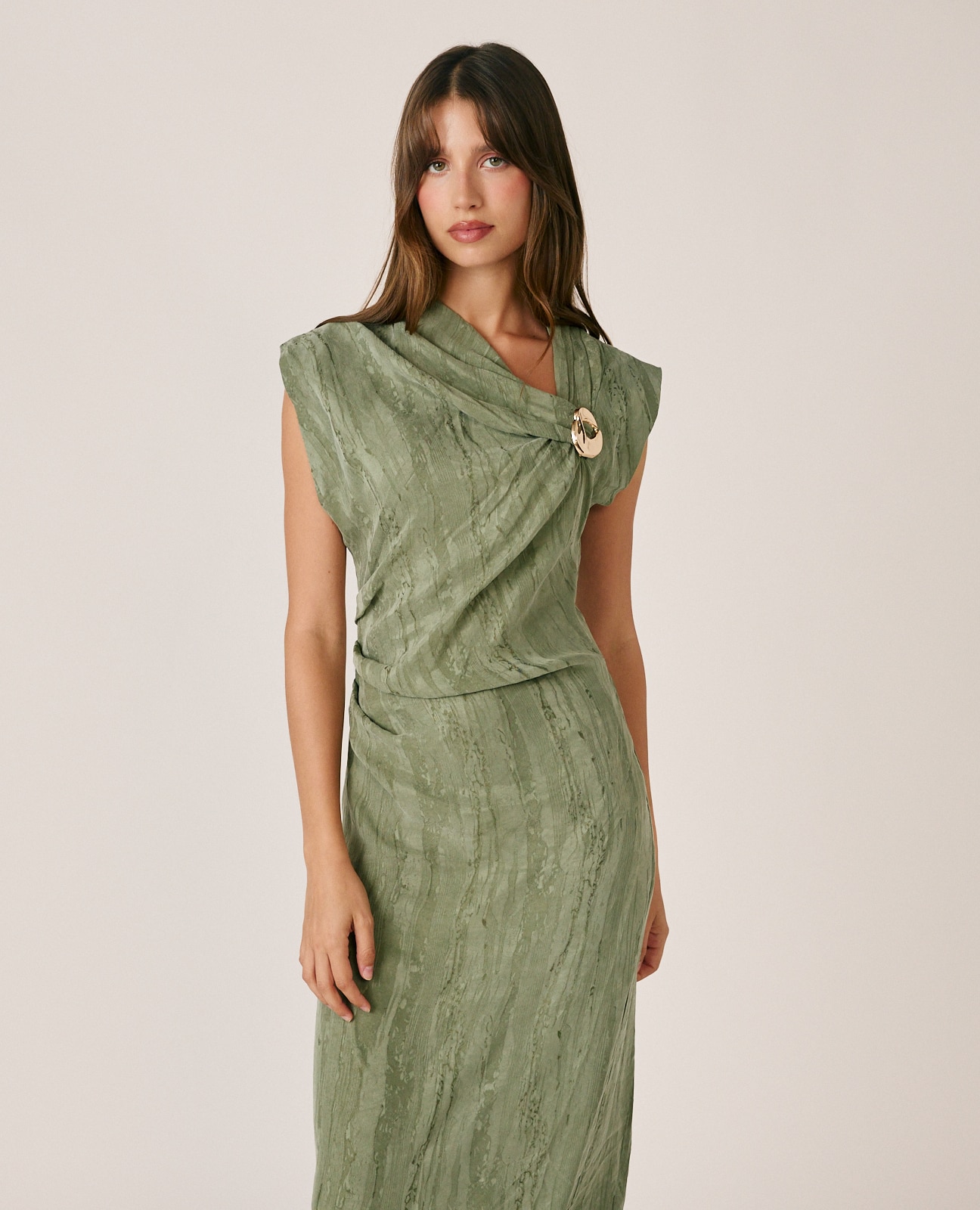 Imagen 2 de Vestido midi jacquard sin mangas y con escote drapeado - Alma en Pena - Kaki Kaki