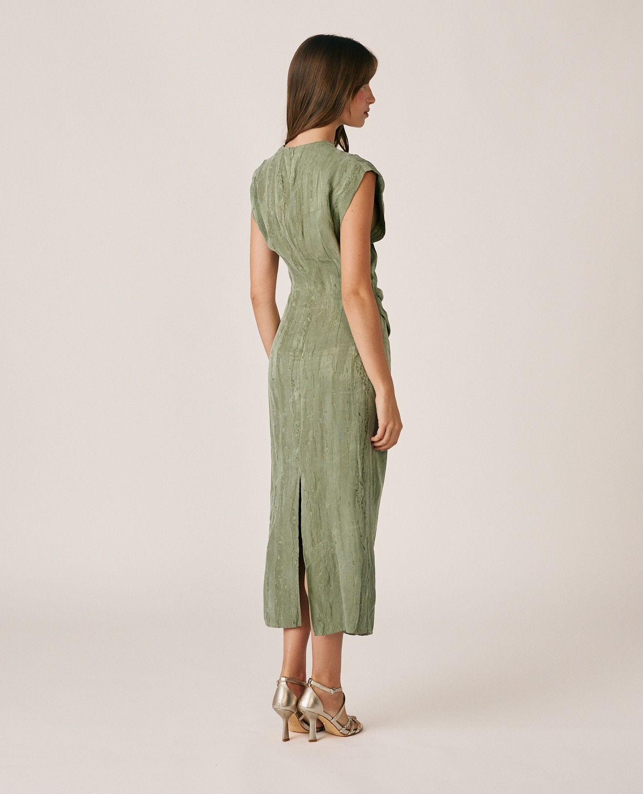 Imagen 5 de Vestido midi jacquard sin mangas y con escote drapeado - Alma en Pena - Kaki Kaki
