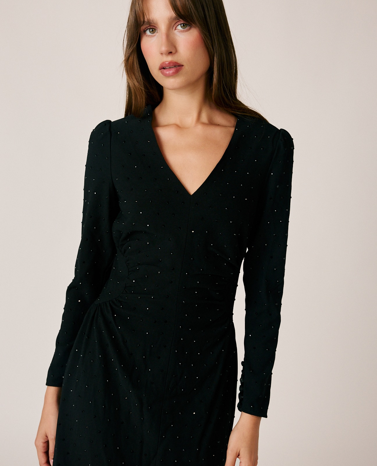 Vestido midi crepé con apliques brillantes - Alma en Pena - Negro Negro-2