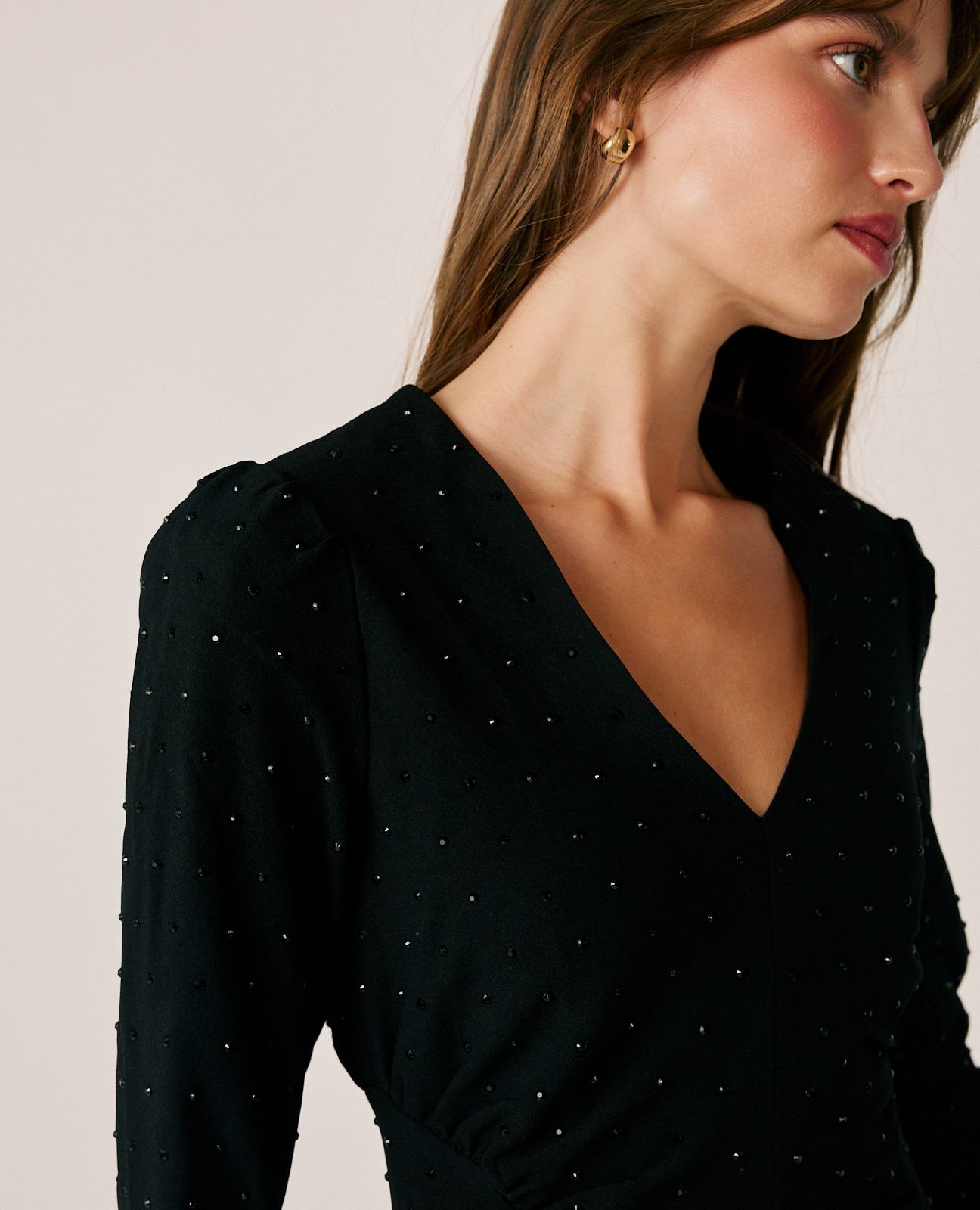 Vestido midi crepé con apliques brillantes - Alma en Pena - Negro Negro-4