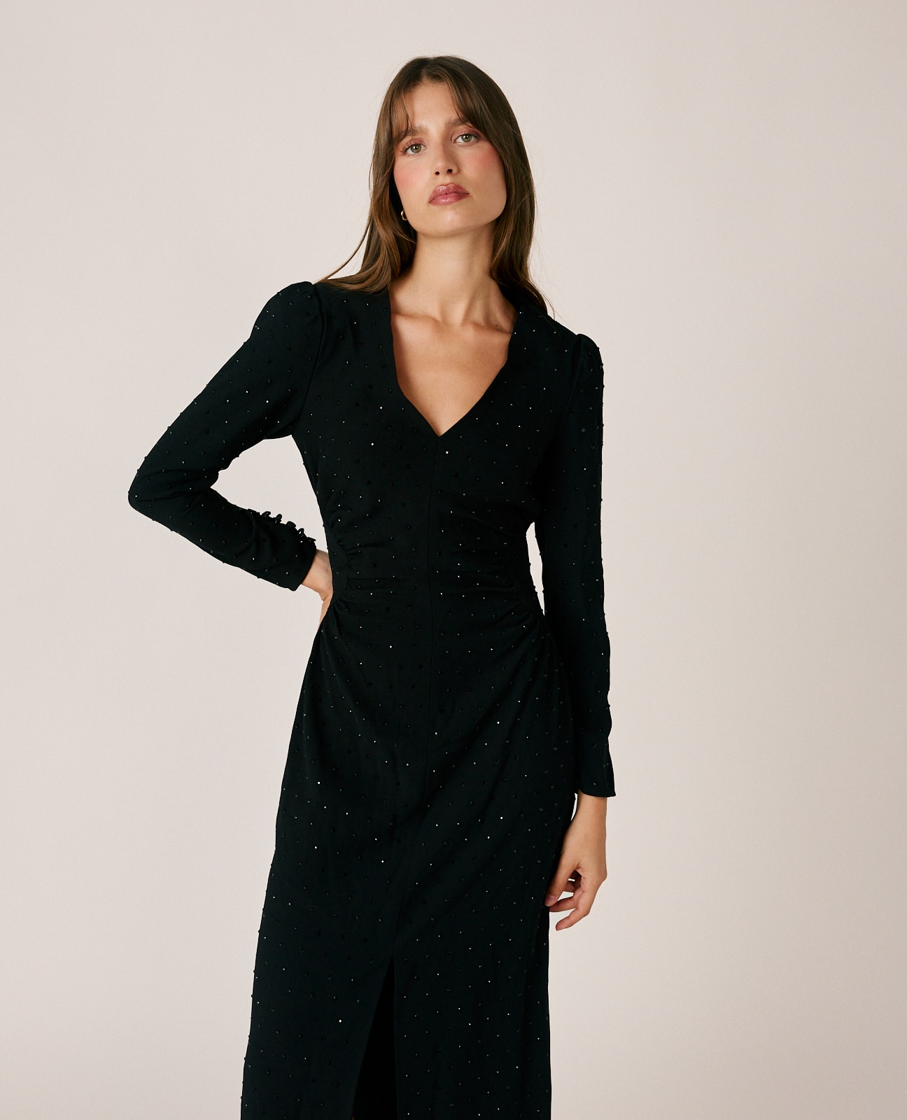 Vestido midi crepé con apliques brillantes - Alma en Pena - Negro Negro-5