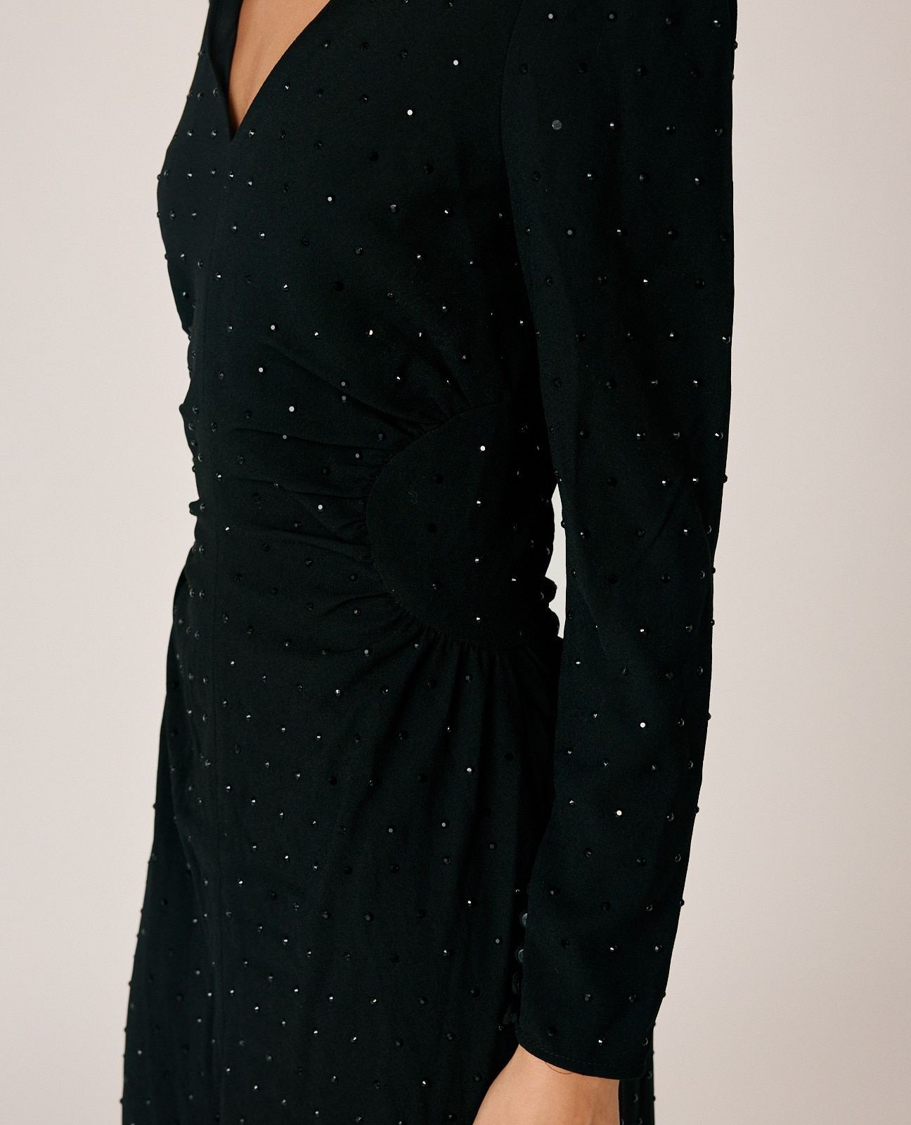 Vestido midi crepé con apliques brillantes - Alma en Pena - Negro Negro-6