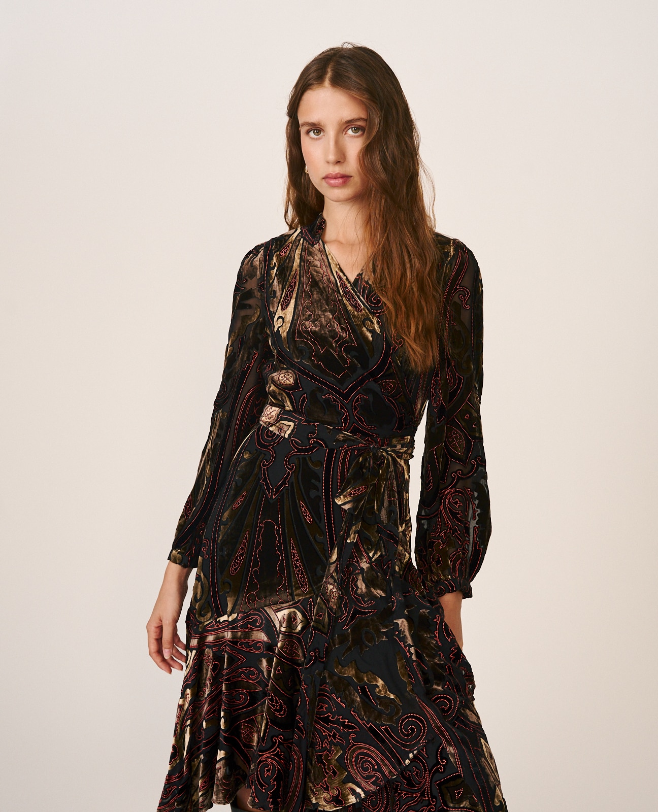 Imagen 2 de Vestido midi de seda con estampado ornamental - Alma en Pena - Negro Negro