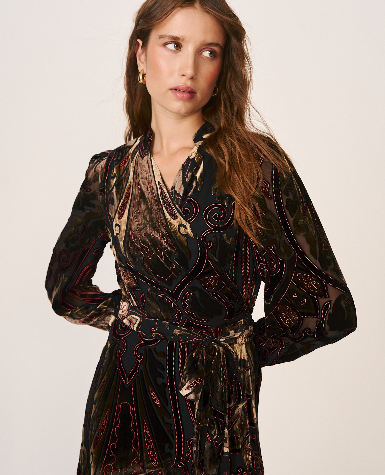 Imagen 3 de Vestido midi de seda con estampado ornamental - Alma en Pena - Negro Negro