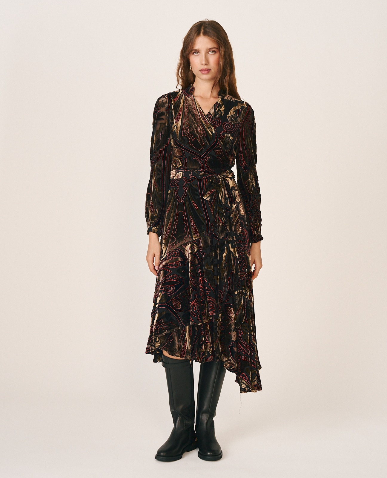 Imagen 4 de Vestido midi de seda con estampado ornamental - Alma en Pena - Negro Negro