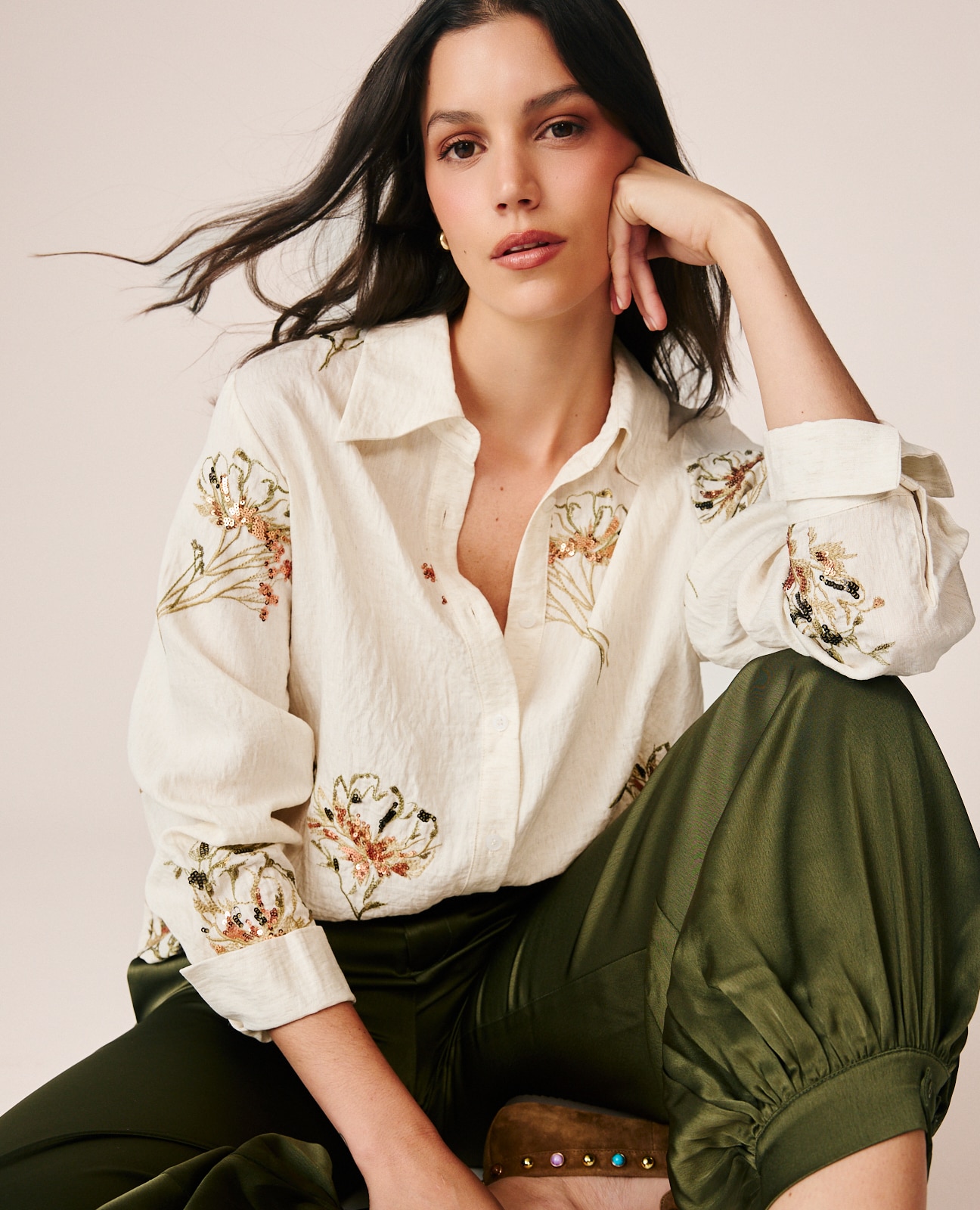 Blusa de mujer con bordados florales en hilos y lentejuelas - Alma en Pena - Blanco Blanco-1