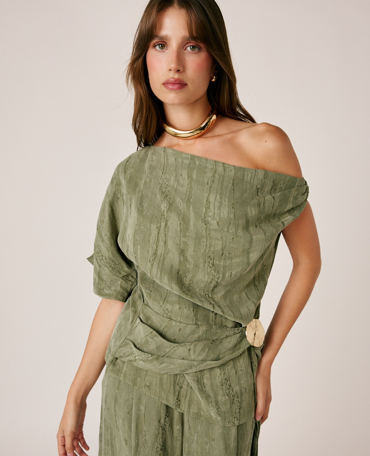 Imagen 0 de Blusa de mujer asimétrica en jacquard Kaki